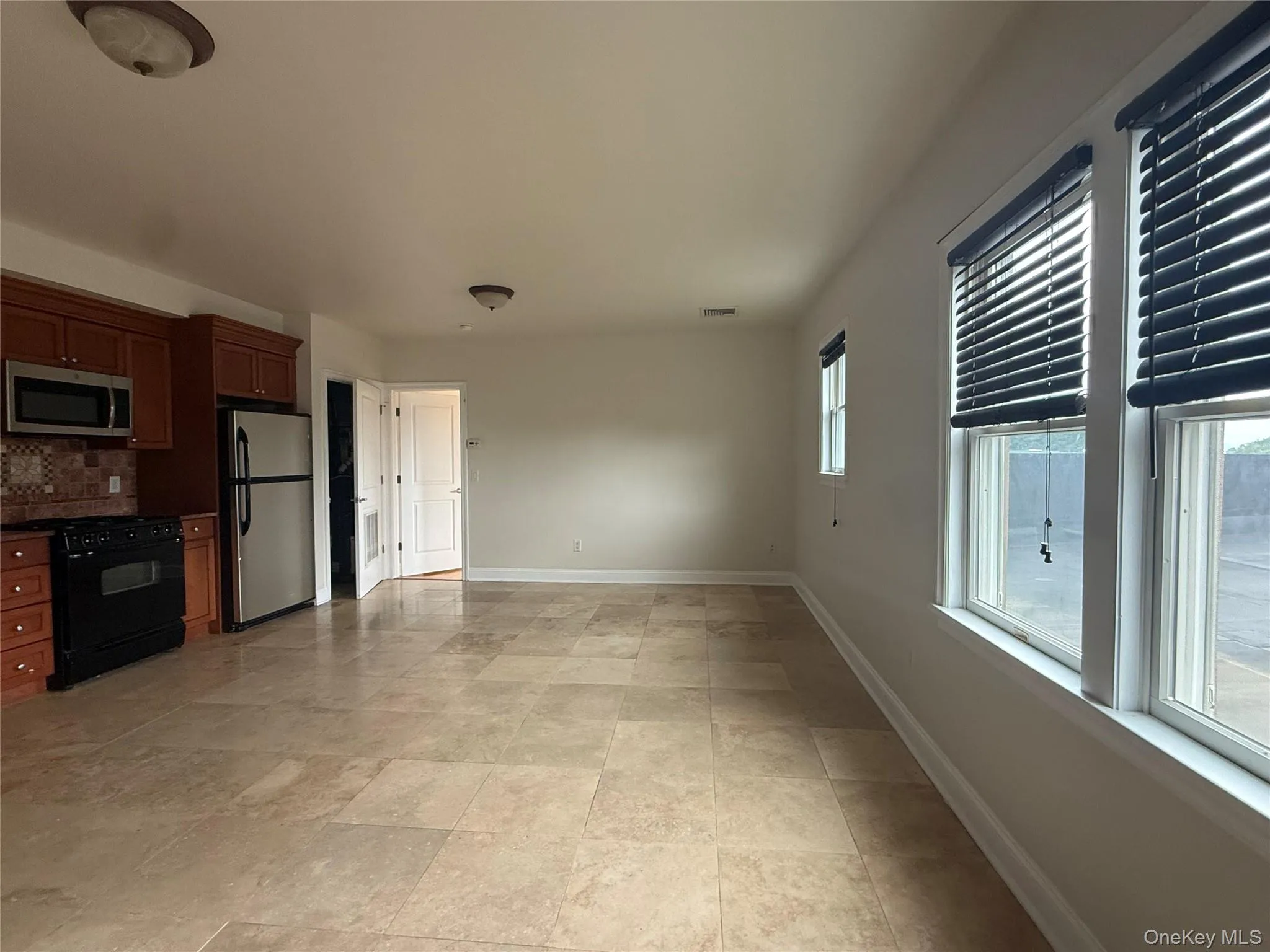 Stone tile floors and lots of natural light Stone tile floors and lots of natural light