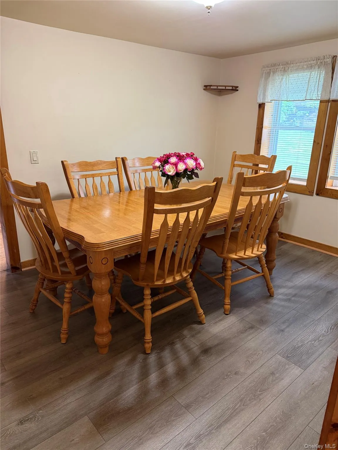 Plenty of space for family dinner. Plenty of space for family dinner.