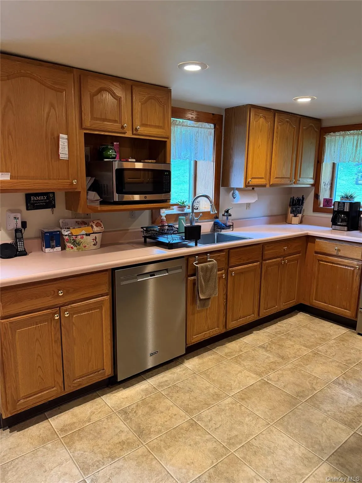 Large, bright kitchen, with oak finished cabinetry. Large, bright kitchen, with oak finished cabinetry.