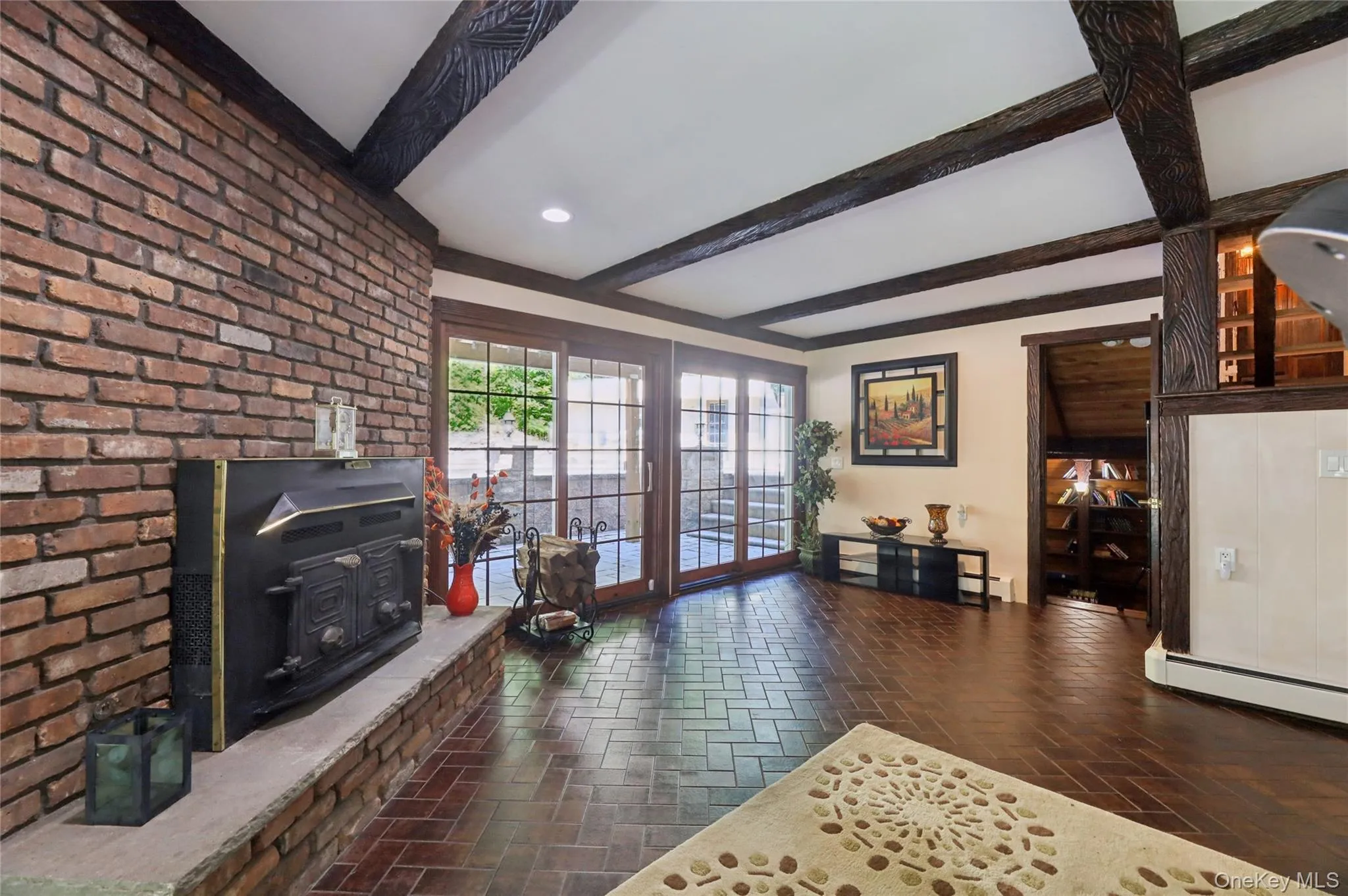 Wood burning fireplace with cast iron built-in blower Wood burning fireplace with cast iron built-in blower