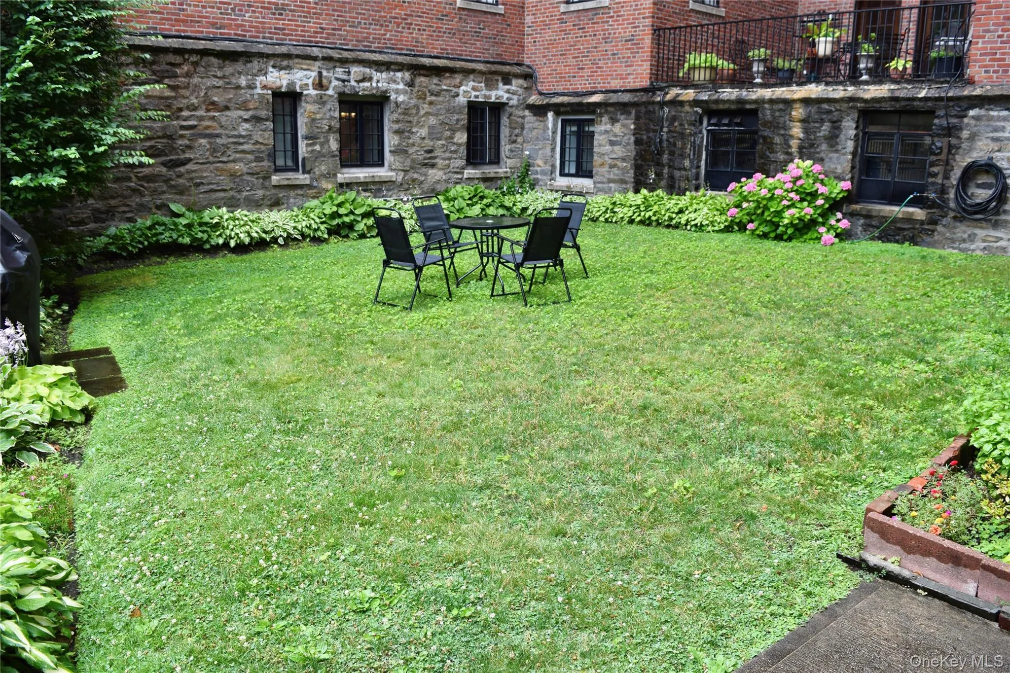 Common garden area outside kitchen door. Common garden area outside kitchen door.