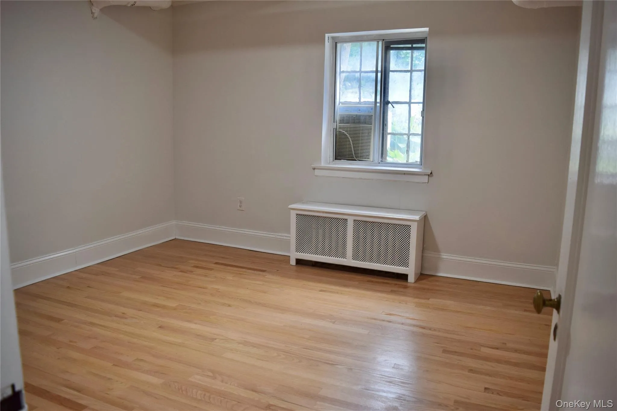 Measures 12 X 12 with 8 ft Ceiling. Measures 12 X 12 with 8 ft Ceiling.