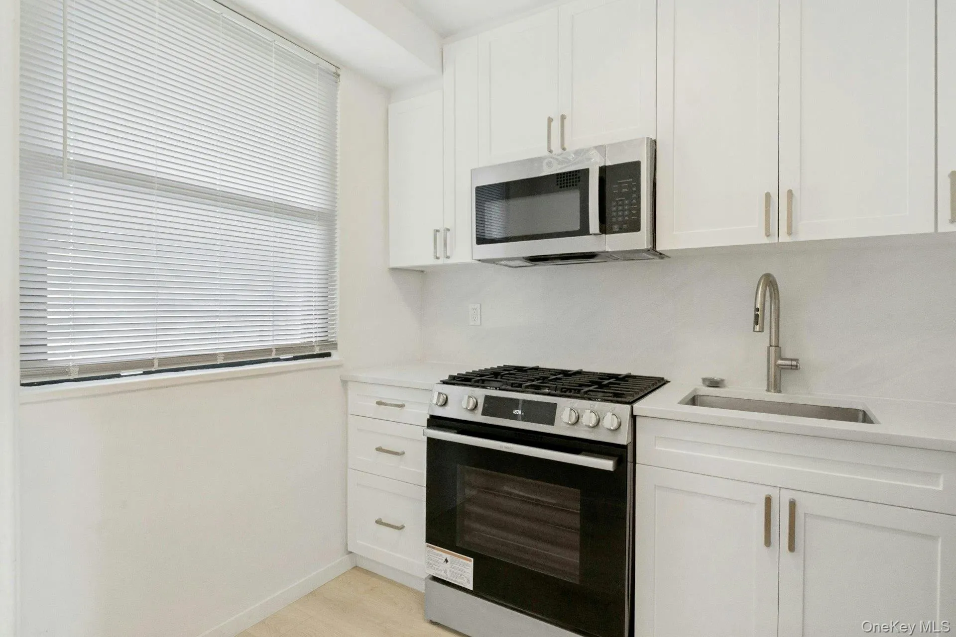 4705 Henry Hudson Parkway, New York, NY, 1 Bedroom Bedrooms, 6 Rooms Rooms,1 BathroomBathrooms,Residential,For Rent,Parkway,0,1019363 4705 Henry Hudson Parkway, New York, NY, 1 Bedroom Bedrooms, 6 Rooms Rooms,1 BathroomBathrooms,Residential,For Rent,Parkway,0,1019363