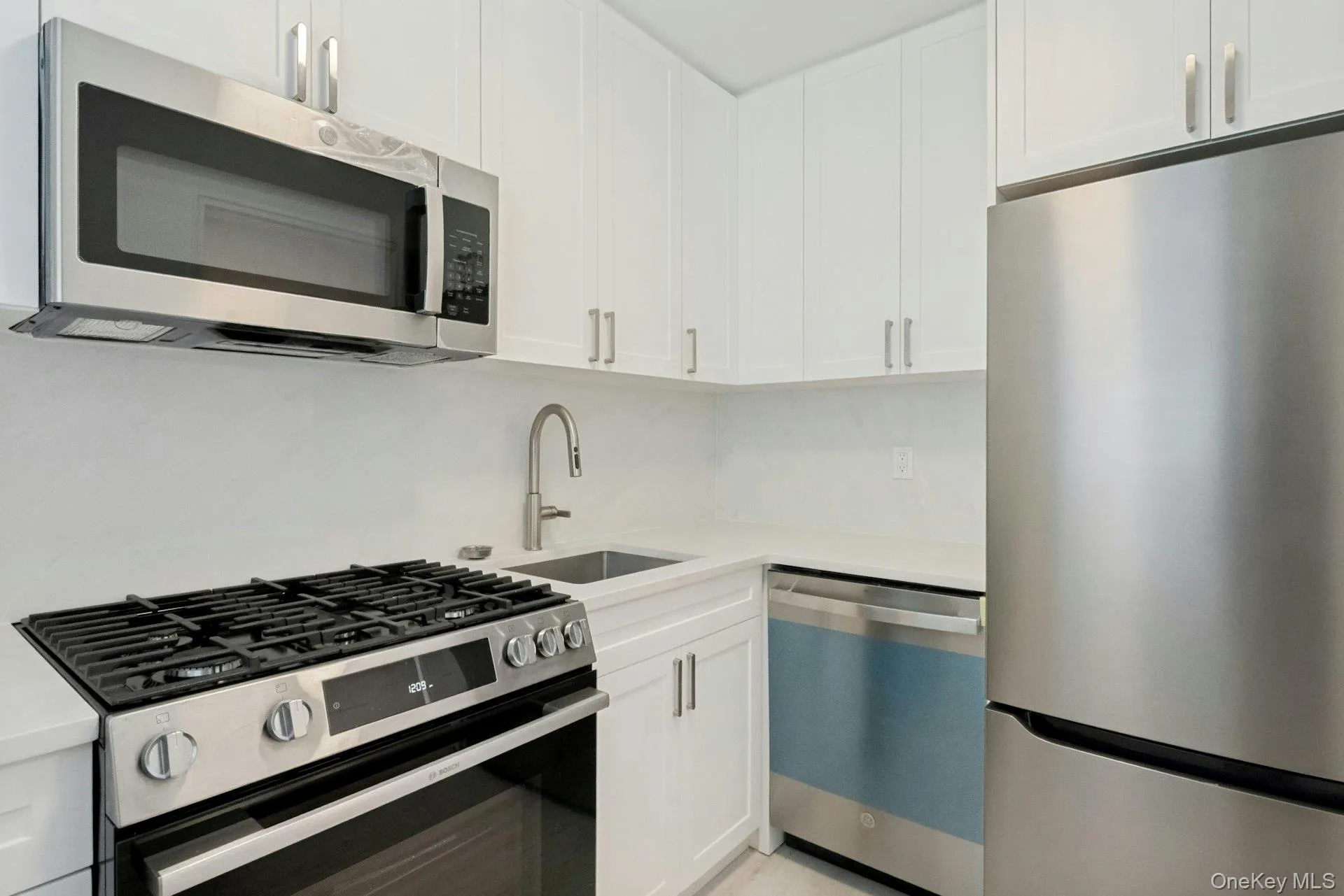 4705 Henry Hudson Parkway, New York, NY, 1 Bedroom Bedrooms, 6 Rooms Rooms,1 BathroomBathrooms,Residential,For Rent,Parkway,0,1019363 4705 Henry Hudson Parkway, New York, NY, 1 Bedroom Bedrooms, 6 Rooms Rooms,1 BathroomBathrooms,Residential,For Rent,Parkway,0,1019363