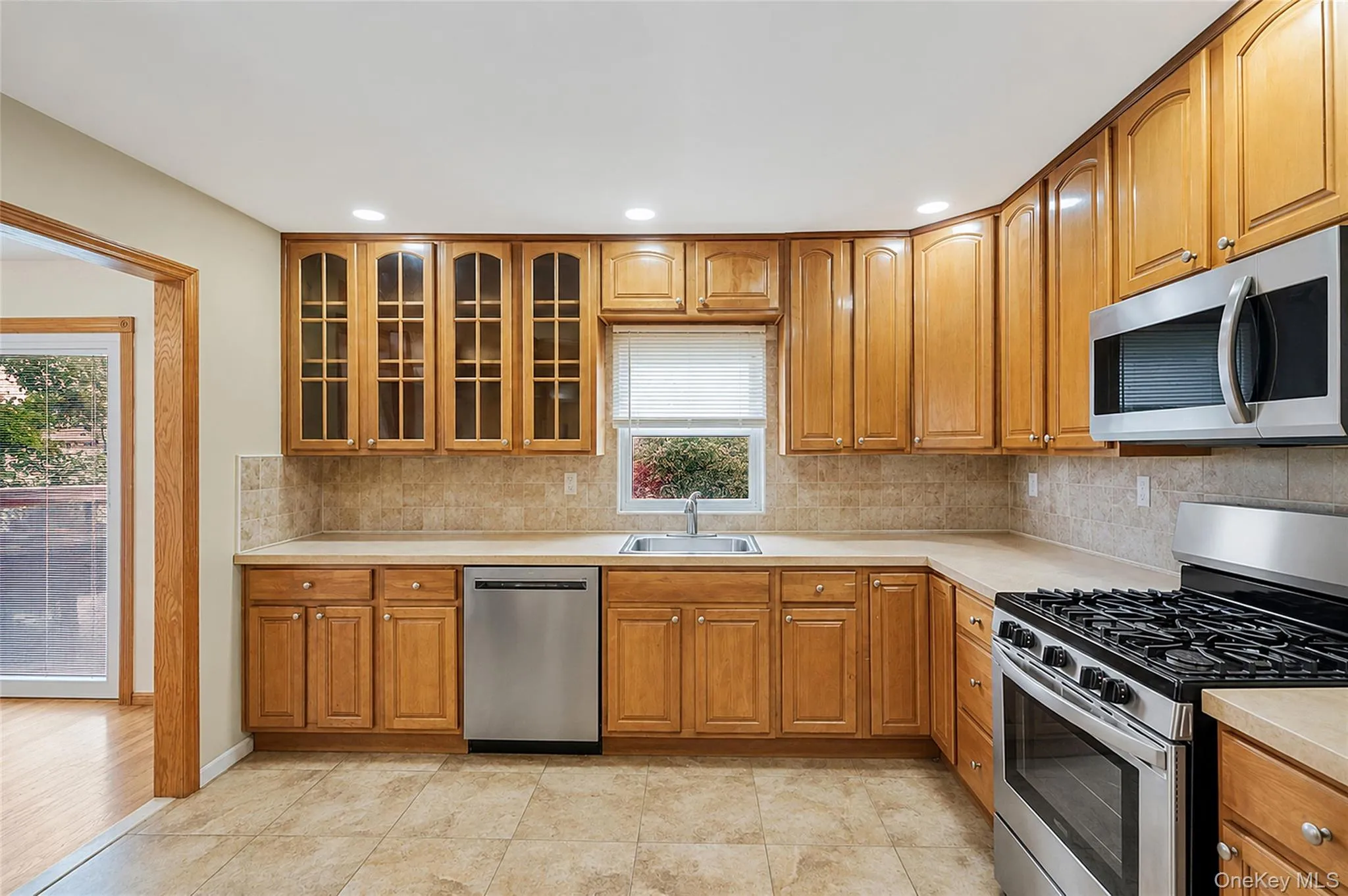 Eat-in Kitchen with stainless appliances, natural gas cooking Eat-in Kitchen with stainless appliances, natural gas cooking