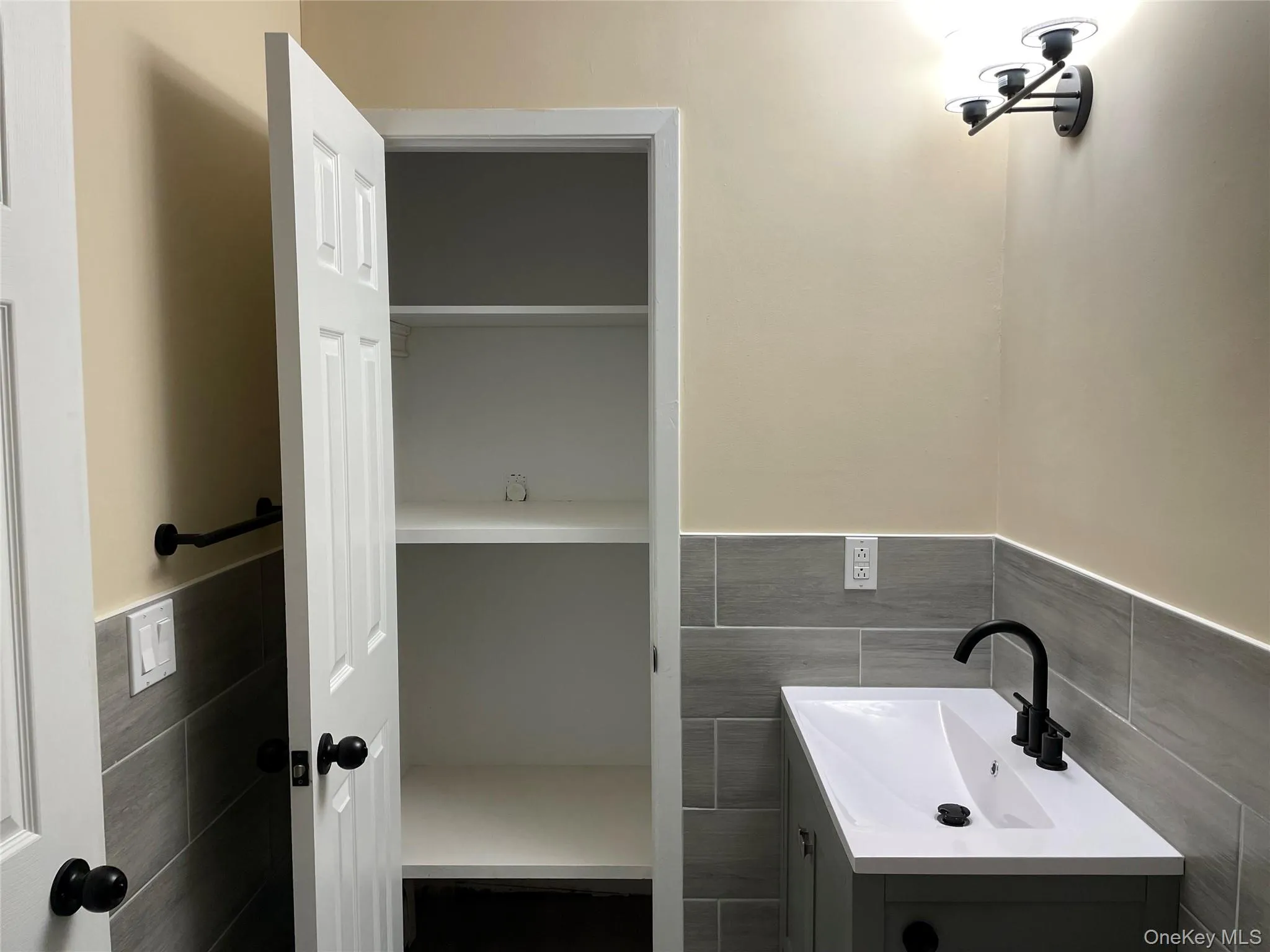 7 Locust Ave, Babylon, NY, 2 Bedrooms Bedrooms, 5 Rooms Rooms,1 BathroomBathrooms,Residential Lease,For Rent,Locust Ave,0,1019397 7 Locust Ave, Babylon, NY, 2 Bedrooms Bedrooms, 5 Rooms Rooms,1 BathroomBathrooms,Residential Lease,For Rent,Locust Ave,0,1019397