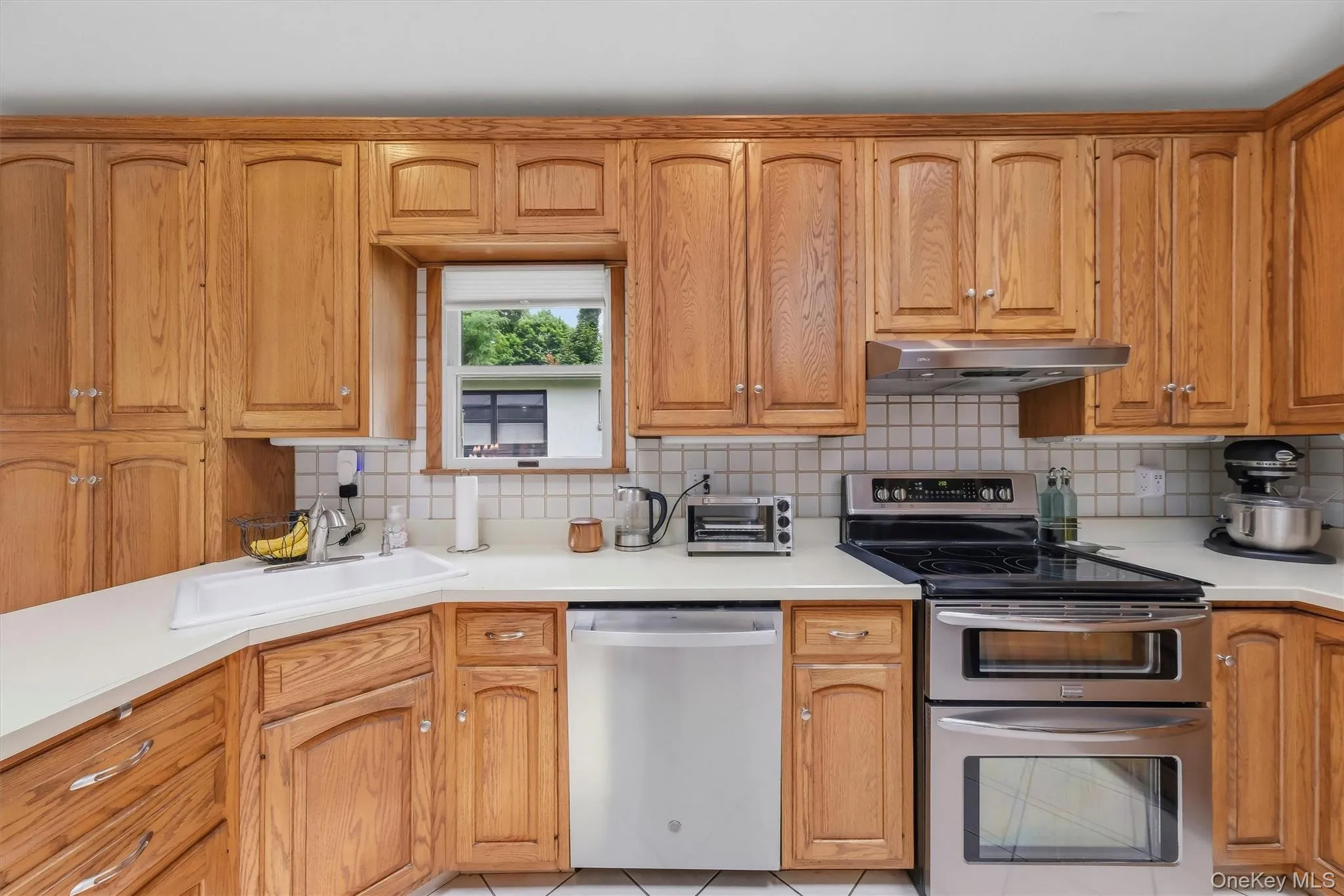 Good work flow and counter space for any chef. Good work flow and counter space for any chef.