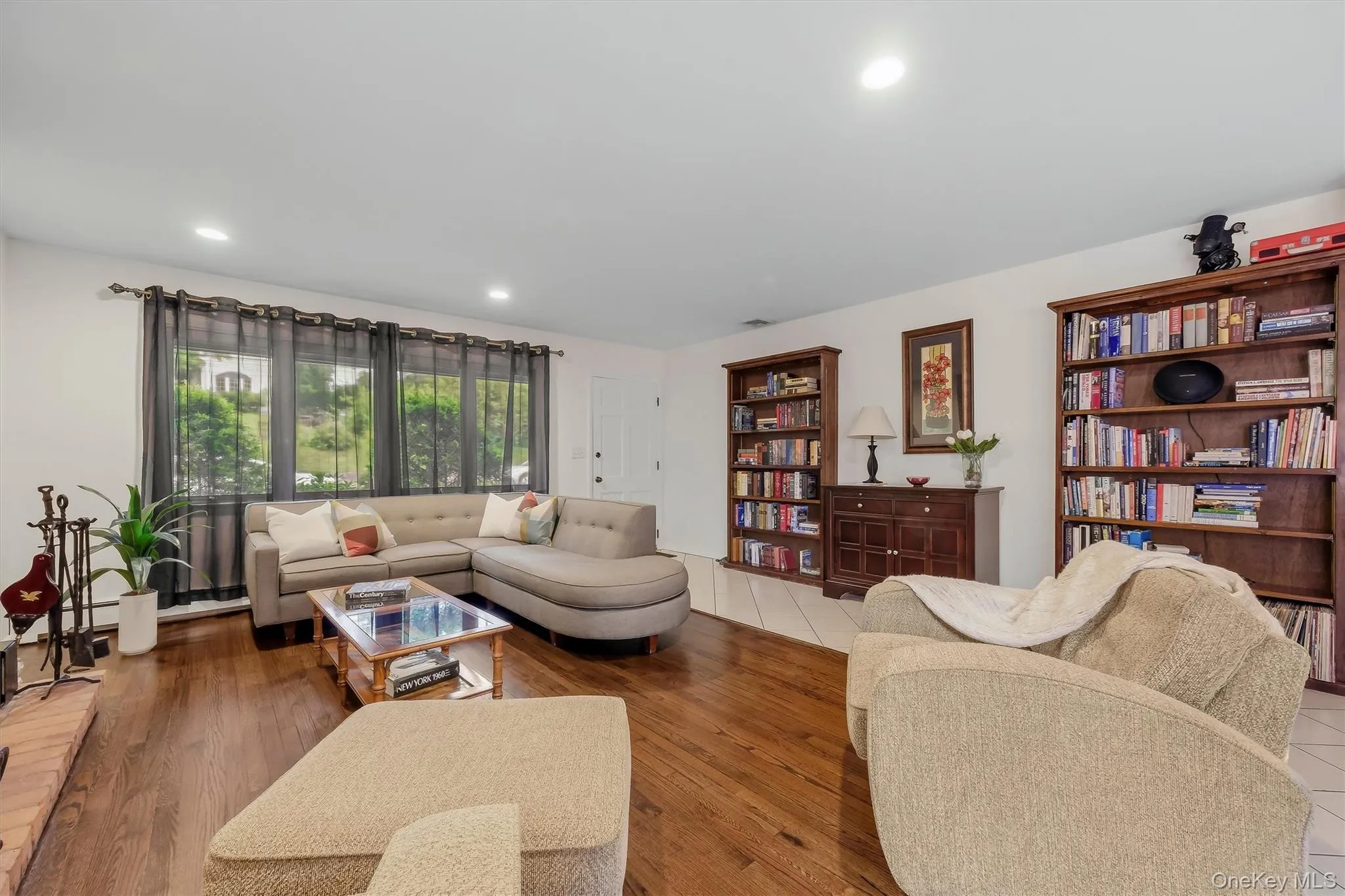 Open and welcoming entrance. Combination of easy care tile and beautiful hard wood floors. Open and welcoming entrance. Combination of easy care tile and beautiful hard wood floors.