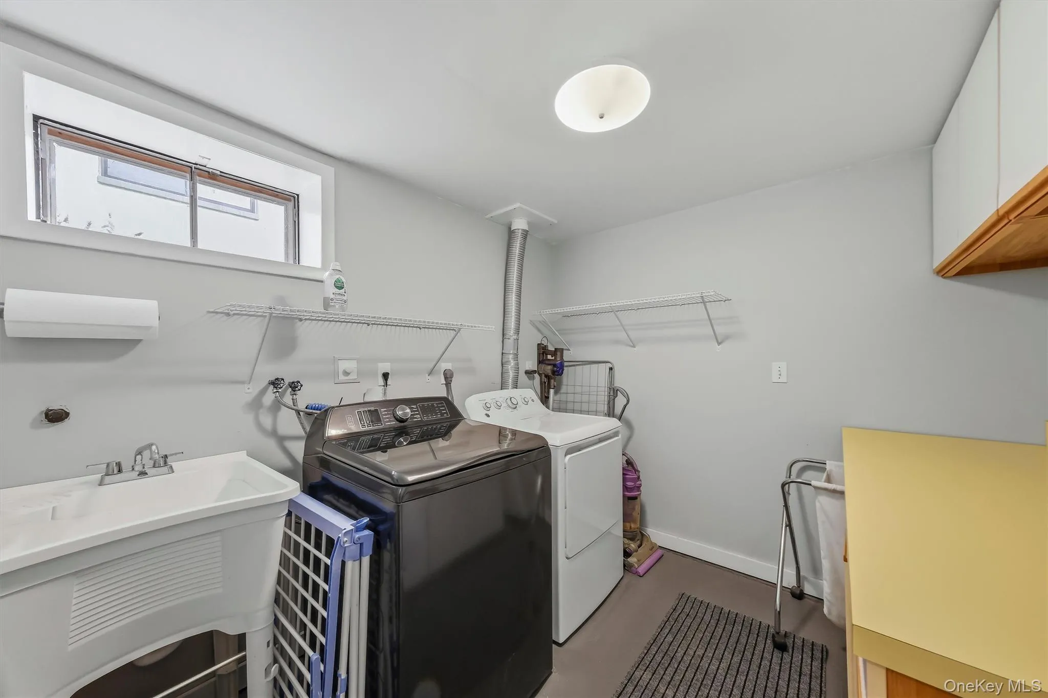 Full laundry room, fresh and clean. Full laundry room, fresh and clean.