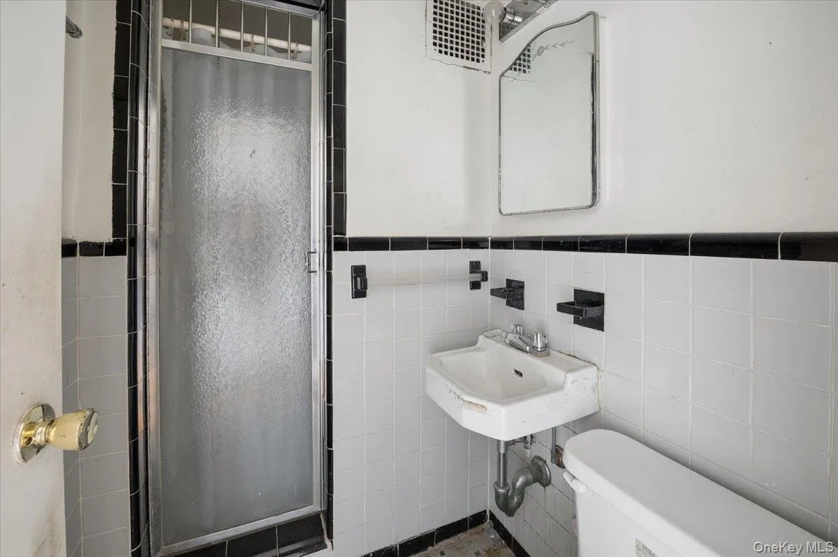 2nd bathroom 2nd bathroom