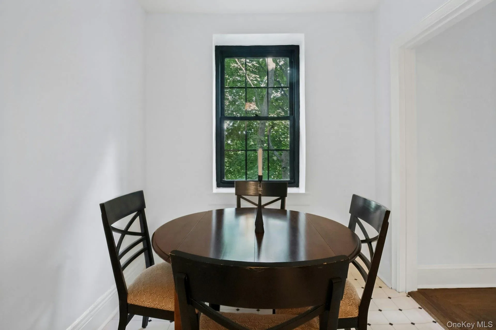 Comfortable Dining Space with Natural Light and Lovely Views Comfortable Dining Space with Natural Light and Lovely Views