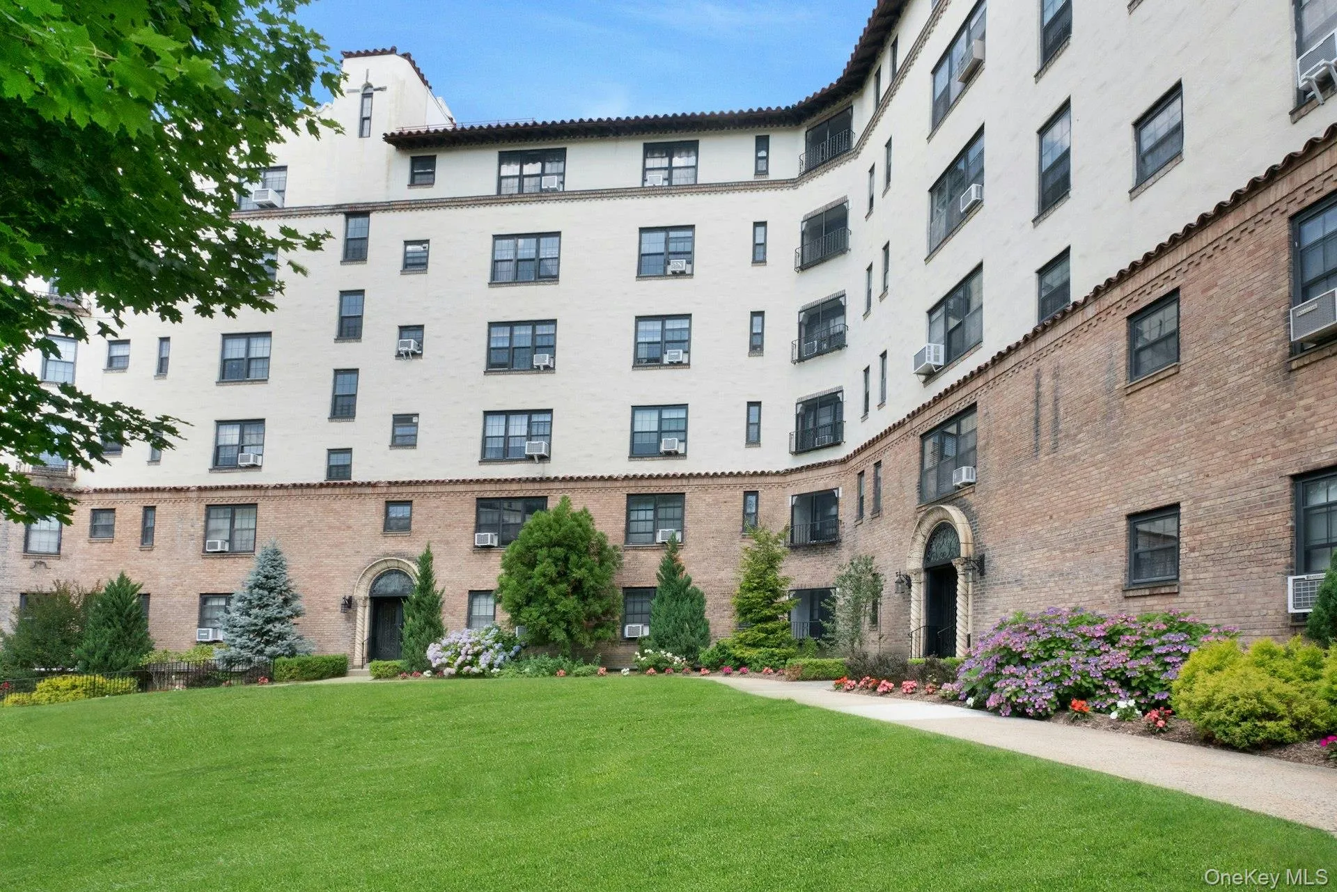 Incredibly Maintained and Landscaped Gardens Incredibly Maintained and Landscaped Gardens