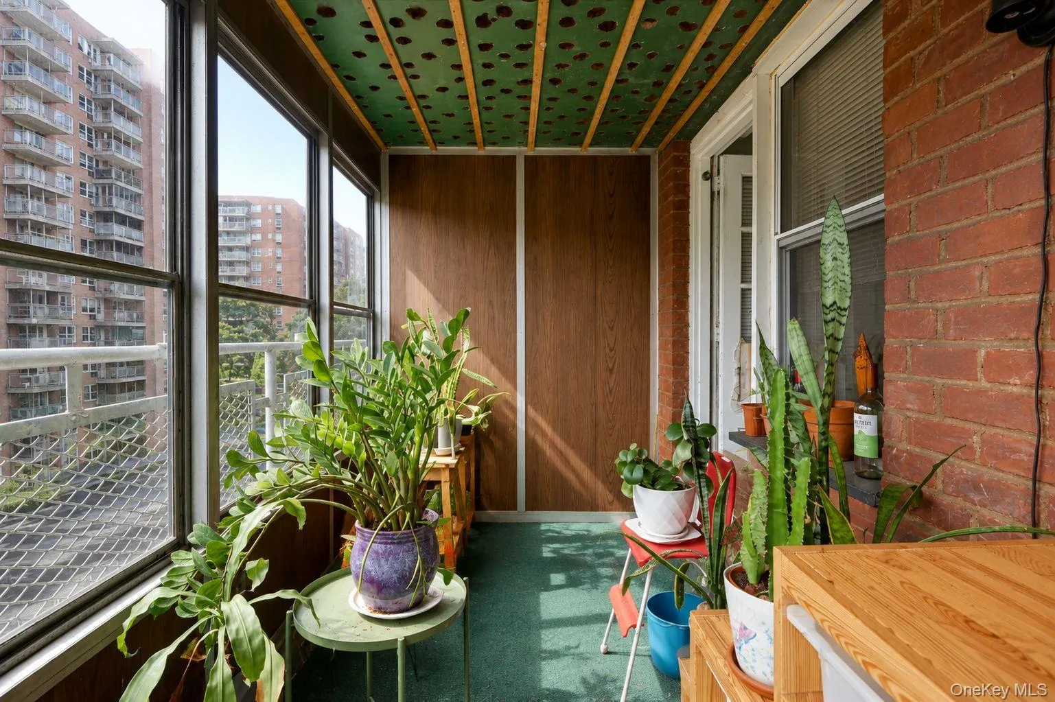 Eastern facing terrace is perfect for some morning sun for your self or your plants! Eastern facing terrace is perfect for some morning sun for your self or your plants!