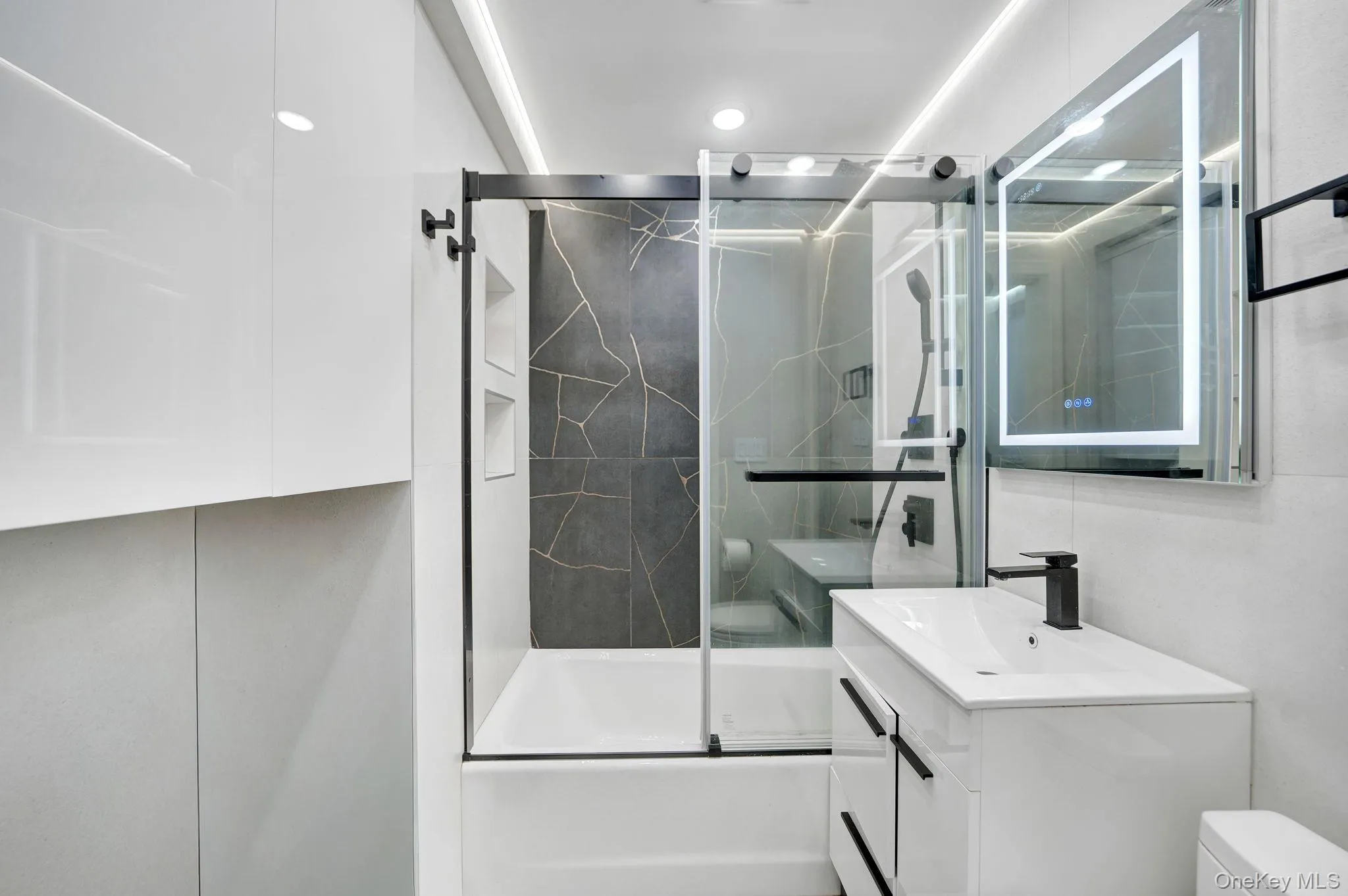 98-25 64th Road, New York, NY, 3 Bedrooms Bedrooms, 6 Rooms Rooms,2 BathroomsBathrooms,Residential,For Rent,64th,0,1019542 98-25 64th Road, New York, NY, 3 Bedrooms Bedrooms, 6 Rooms Rooms,2 BathroomsBathrooms,Residential,For Rent,64th,0,1019542