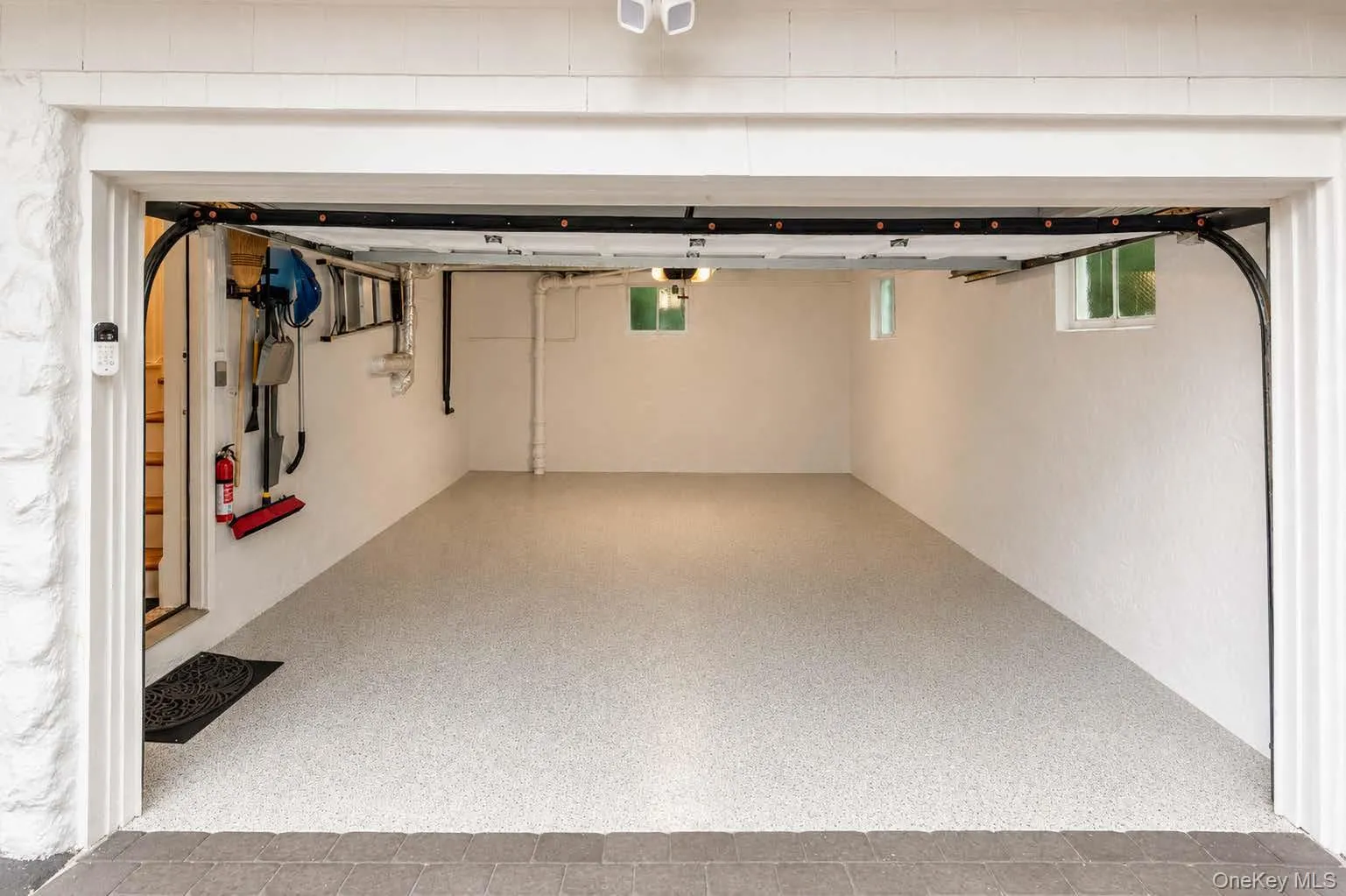 The garage is newly painted The garage is newly painted