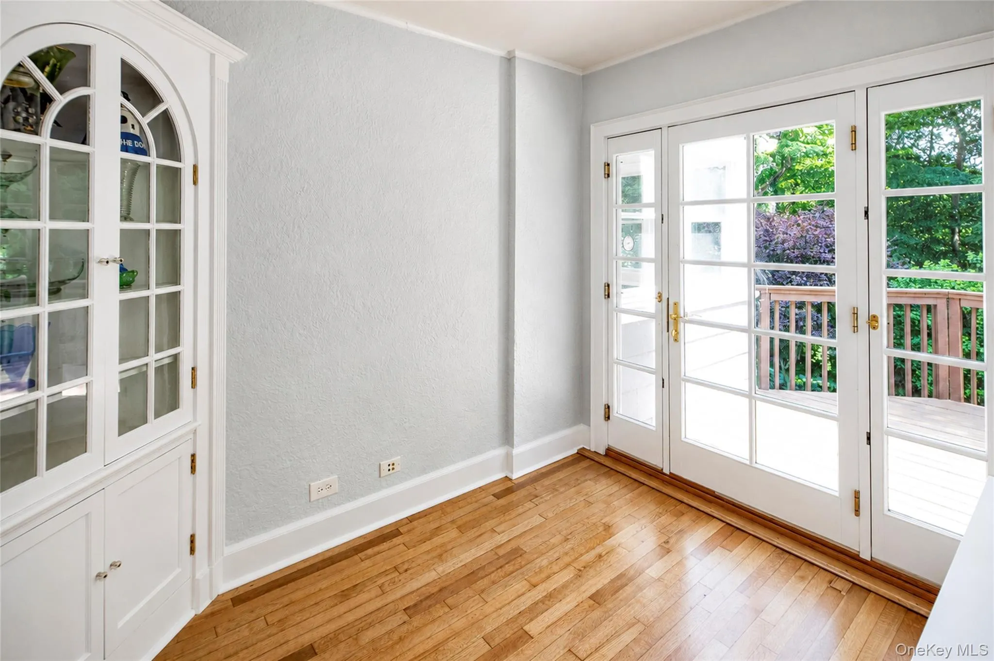 Den/breakfast room has glass doors to the deck and backyard. Den/breakfast room has glass doors to the deck and backyard.