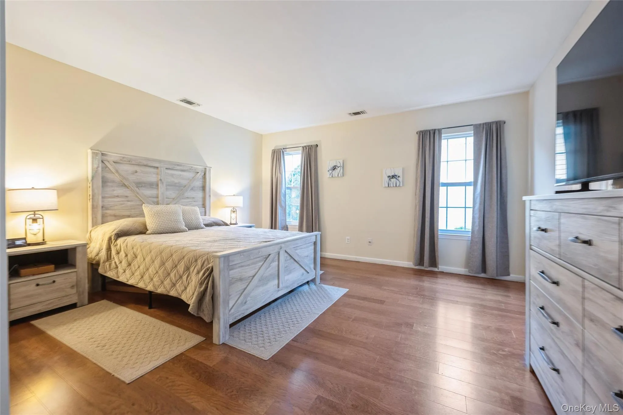 Pleny of room...Plenty of natural light! Pleny of room...Plenty of natural light!