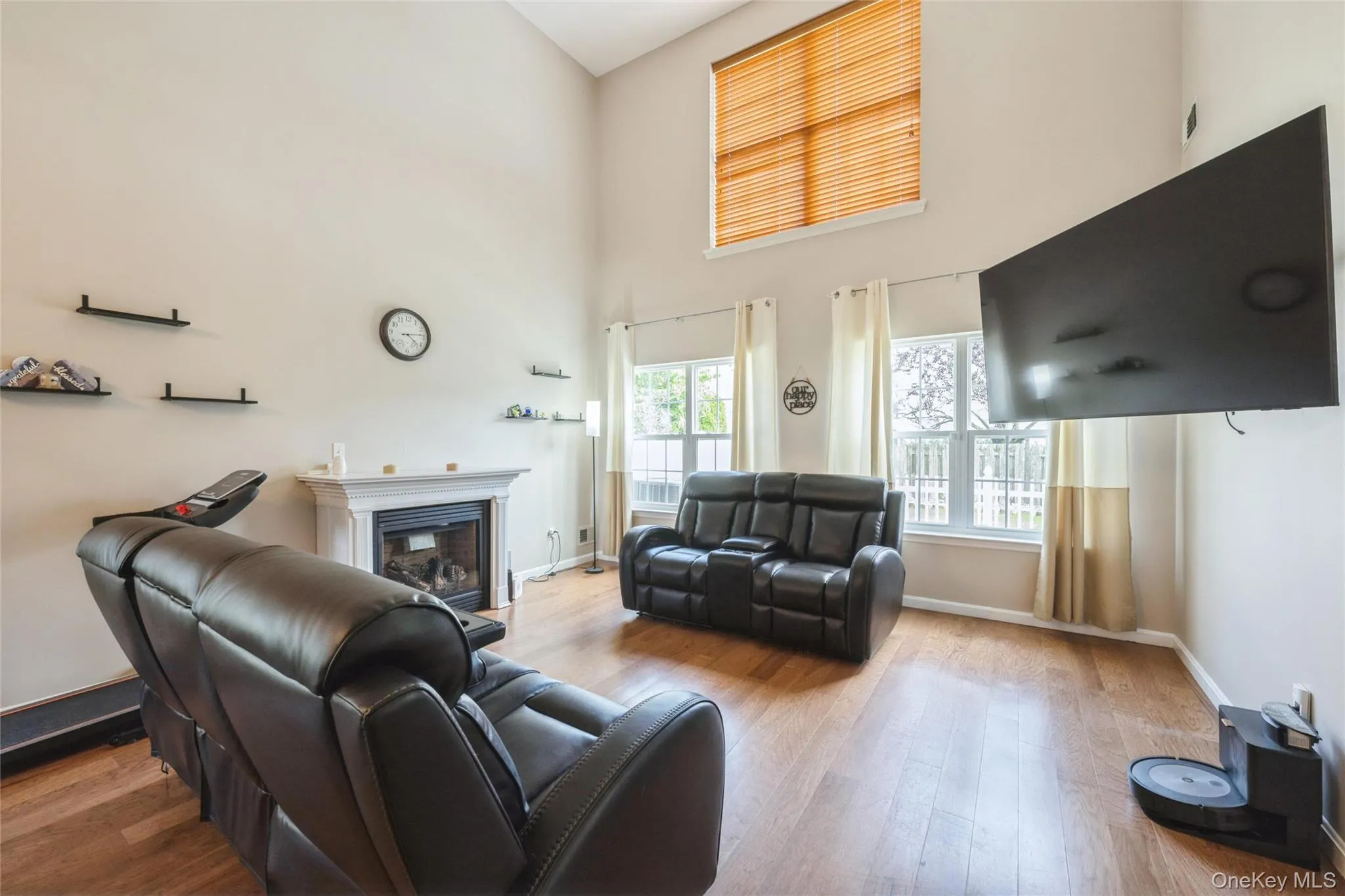 Complete with gas fireplace Complete with gas fireplace