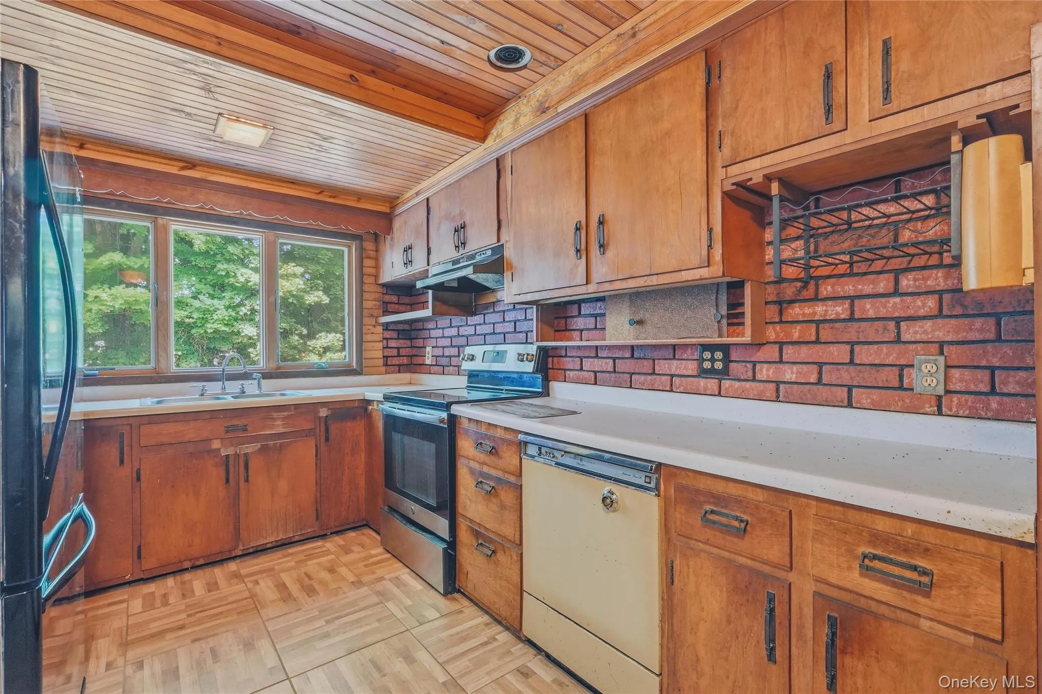 Plenty of cabinets Plenty of cabinets