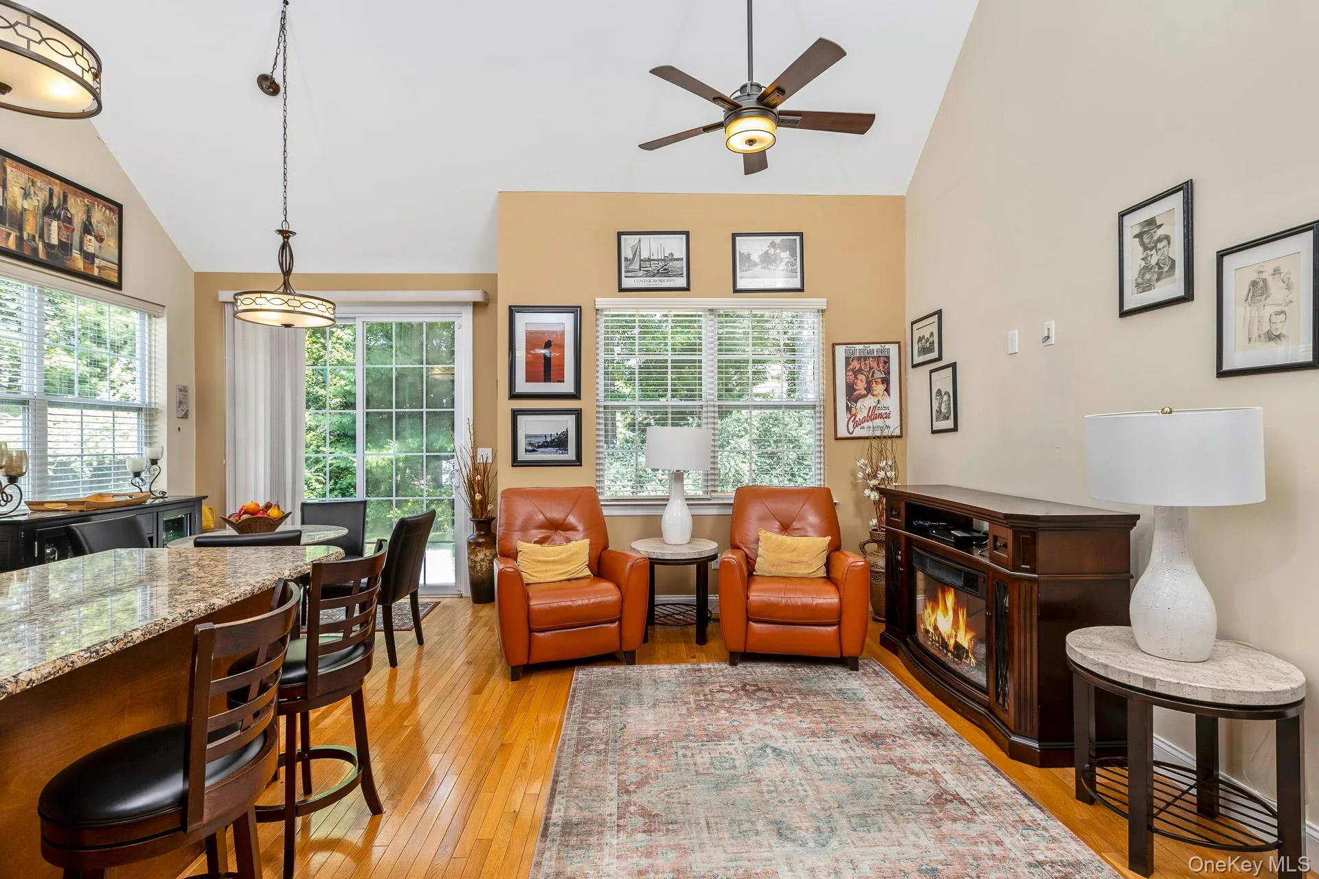 Large Eat in Kitchen with Sitting Area Large Eat in Kitchen with Sitting Area