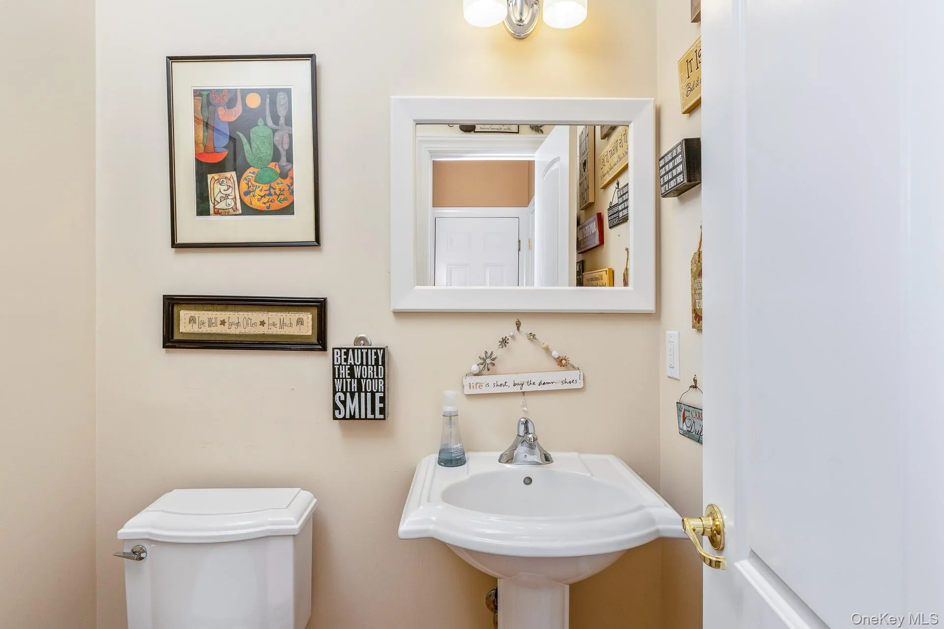 Half bath w/Pedestal sink Half bath w/Pedestal sink