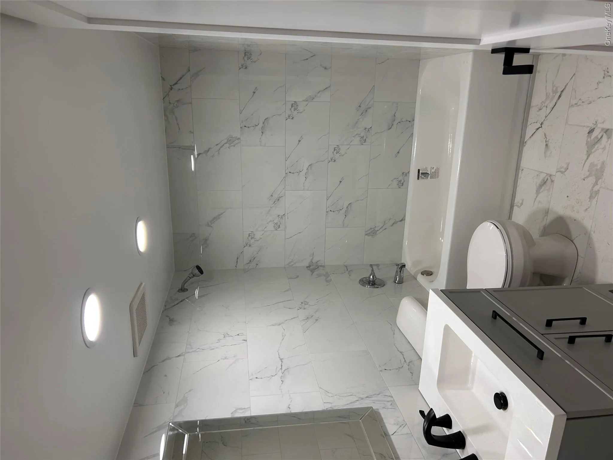660 Great Neck Road, Babylon, NY, 1 Bedroom Bedrooms, 4 Rooms Rooms,1 BathroomBathrooms,Residential Lease,For Rent,Great Neck,0,1019637 660 Great Neck Road, Babylon, NY, 1 Bedroom Bedrooms, 4 Rooms Rooms,1 BathroomBathrooms,Residential Lease,For Rent,Great Neck,0,1019637