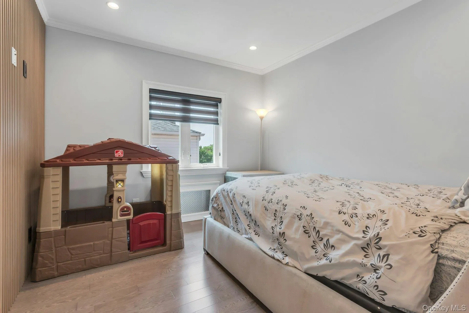 Light gray painted walls with white crown molding, electric blinds Light gray painted walls with white crown molding, electric blinds