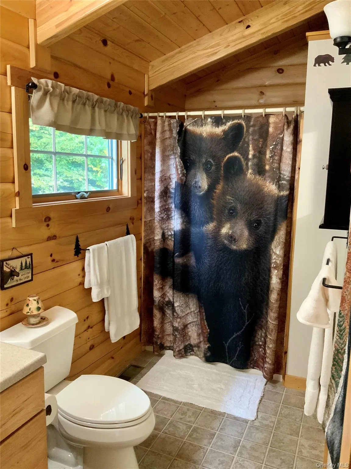 The full bathroom offers rustic finishes and a tub/shower combination. The full bathroom offers rustic finishes and a tub/shower combination.