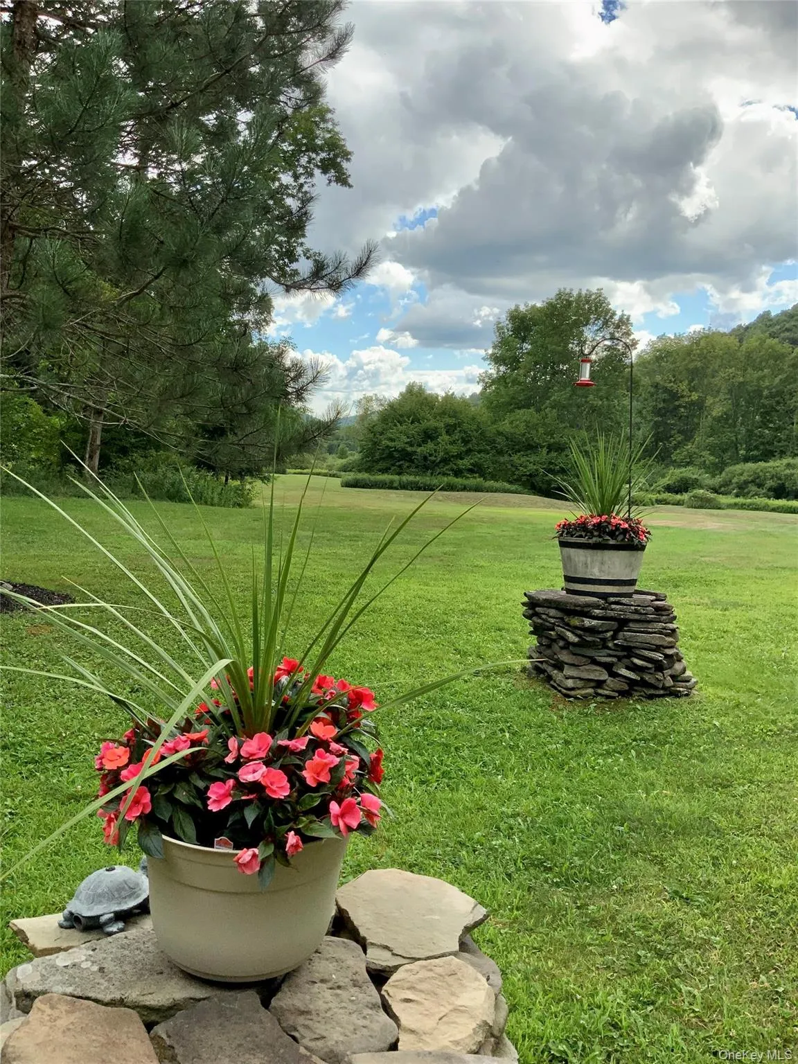 Serene views across the property's beautifully maintained open lawn. Serene views across the property's beautifully maintained open lawn.