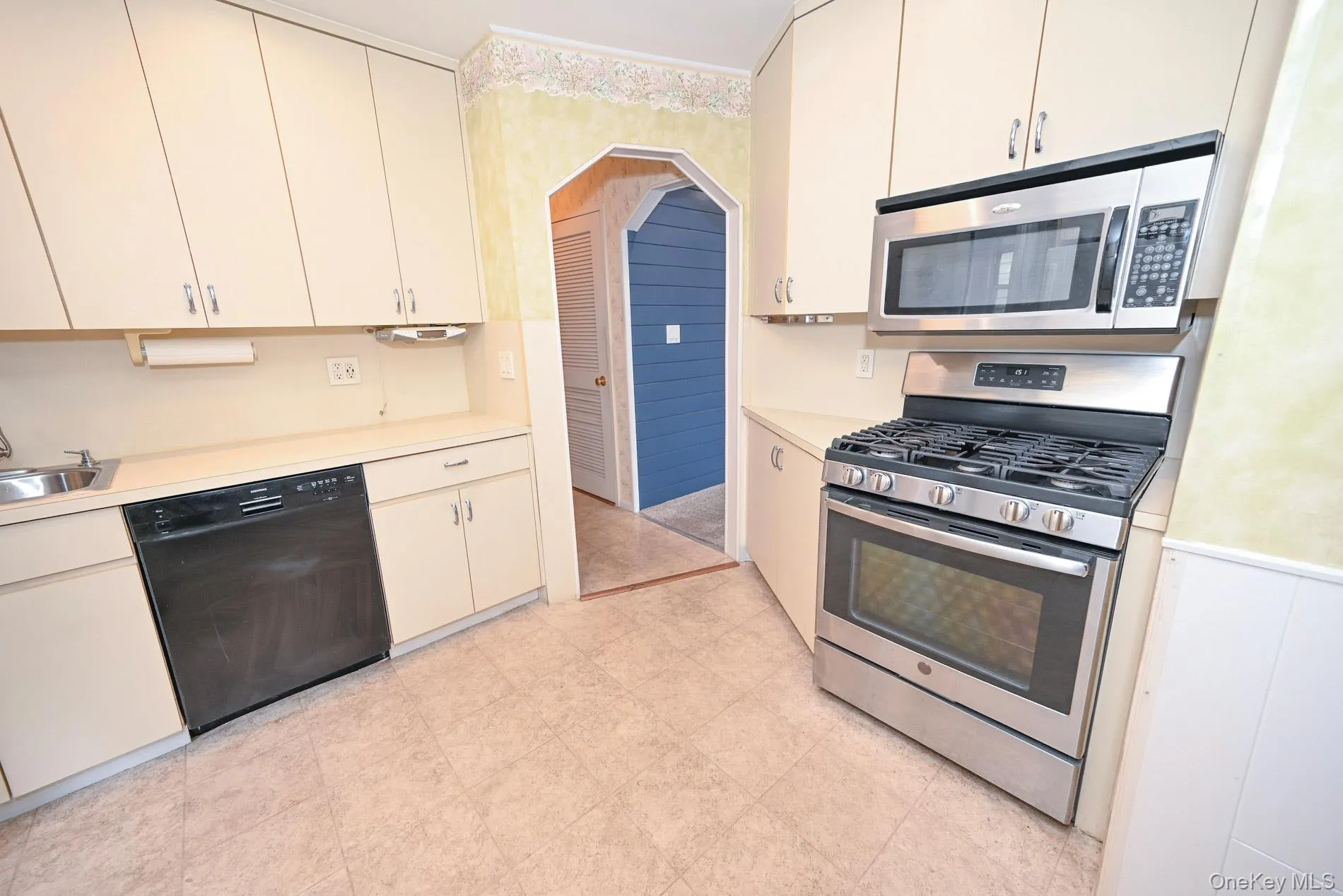 360 Grand Avenue, Hempstead, NY, 3 Bedrooms Bedrooms, 6 Rooms Rooms,2 BathroomsBathrooms,Residential,For Rent,Grand,0,1019684 360 Grand Avenue, Hempstead, NY, 3 Bedrooms Bedrooms, 6 Rooms Rooms,2 BathroomsBathrooms,Residential,For Rent,Grand,0,1019684
