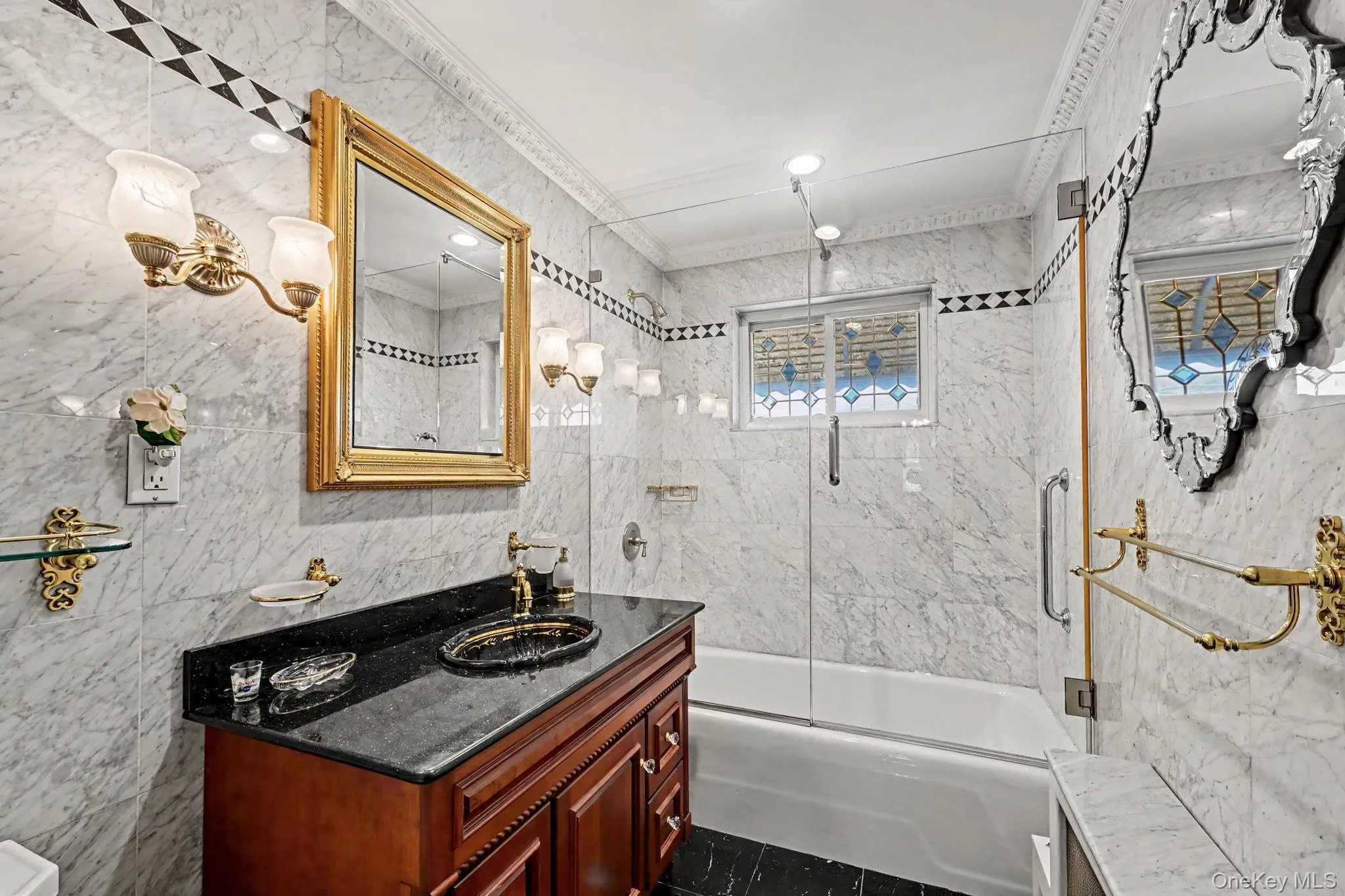 Full bathroom Full bathroom
