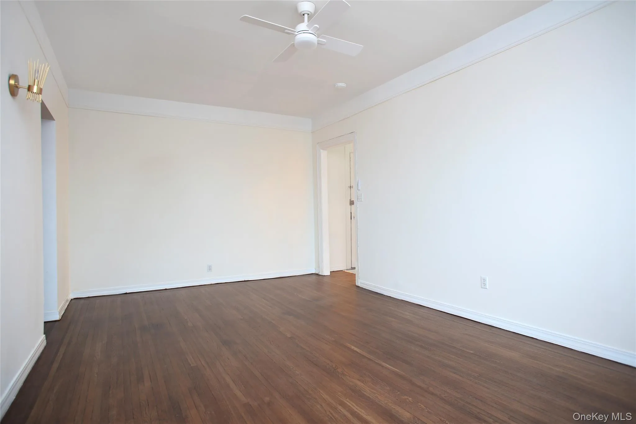 Spacious Living room with high Ceilings and great layout. Spacious Living room with high Ceilings and great layout.