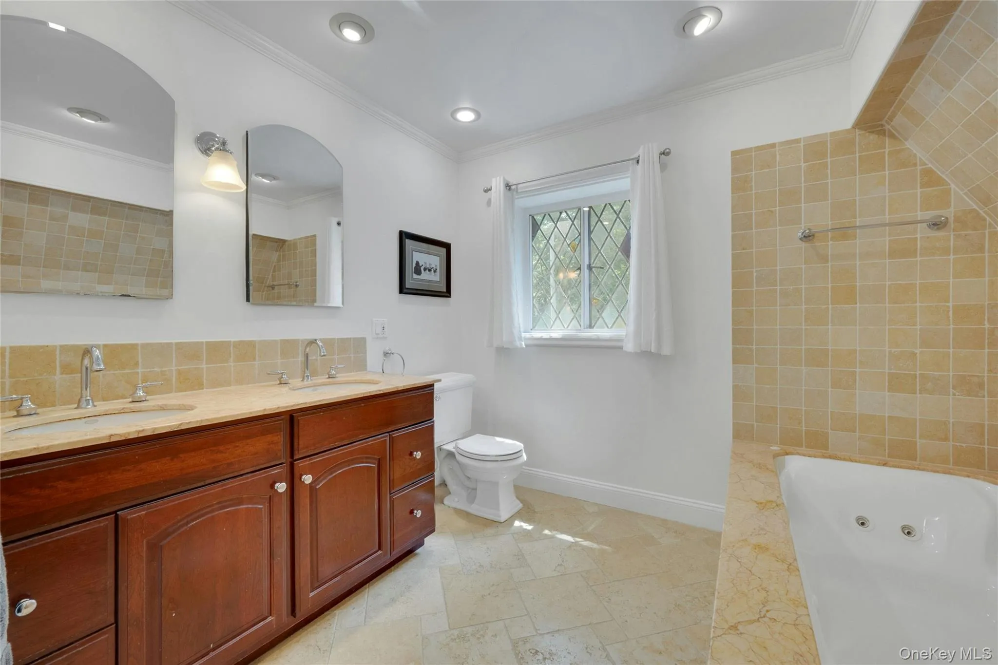 Double vanity sinks, tub and separate sanding shower. Double vanity sinks, tub and separate sanding shower.