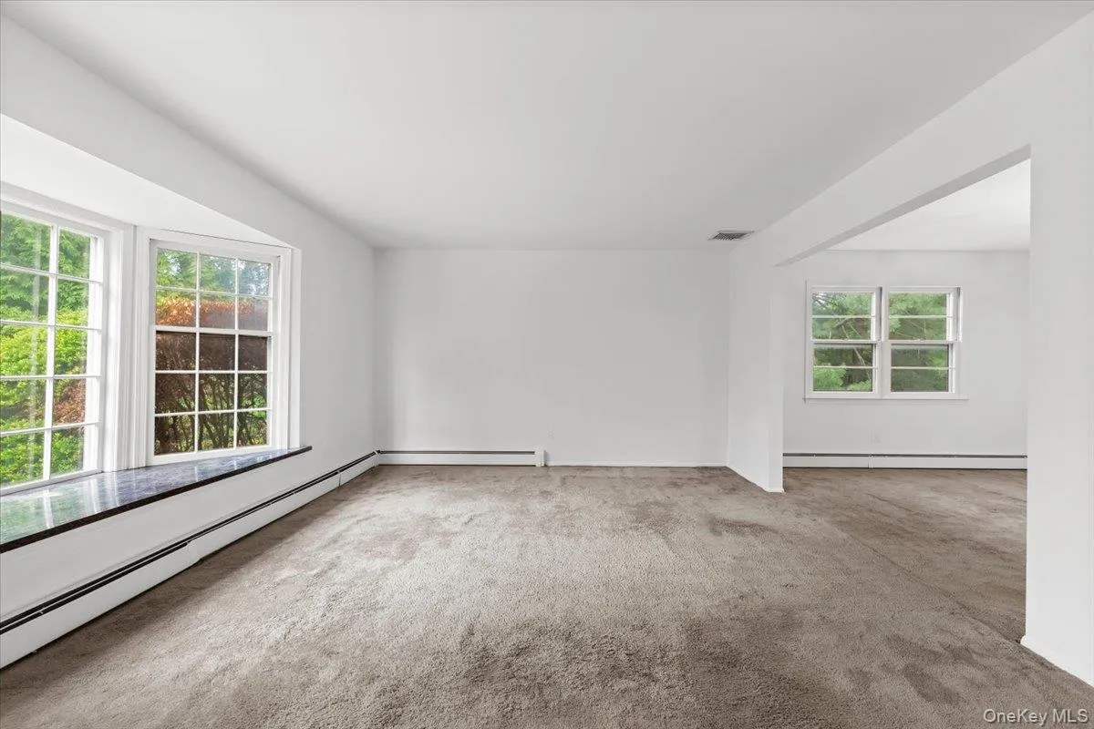 Spacious with large bay window allowing for tons of natural light. Spacious with large bay window allowing for tons of natural light.