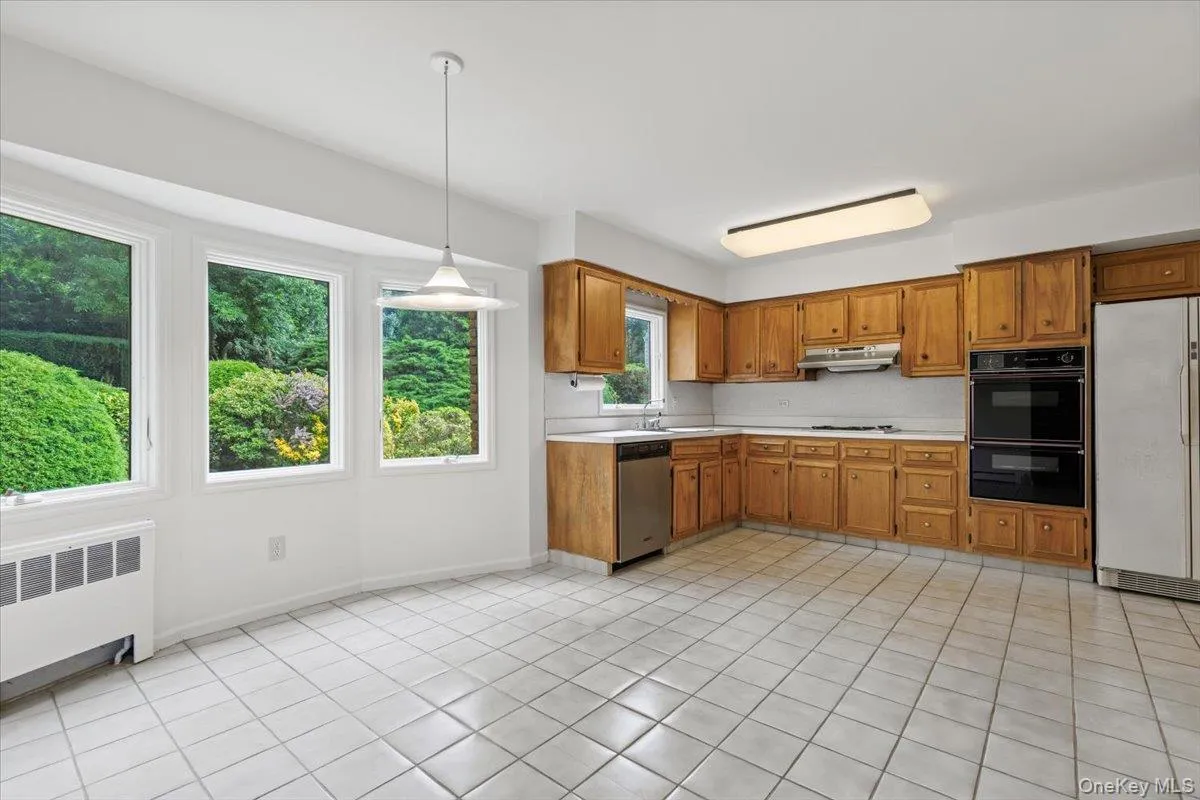 Kitchen features large open eat-in area with three open pane windows allowing tons of natural light overlooking the lush gardens and mature landscaping. Kitchen features large open eat-in area with three open pane windows allowing tons of natural light overlooking the lush gardens and mature landscaping.