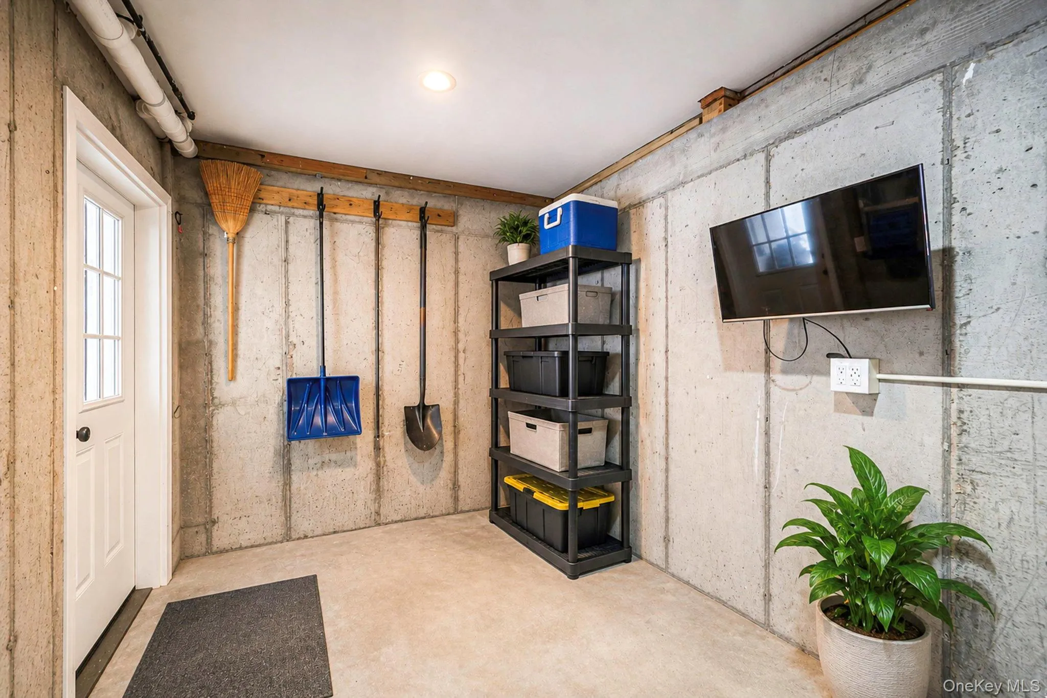 Ground-level auxiliary room offering additional storage and flexible space. Ground-level auxiliary room offering additional storage and flexible space.