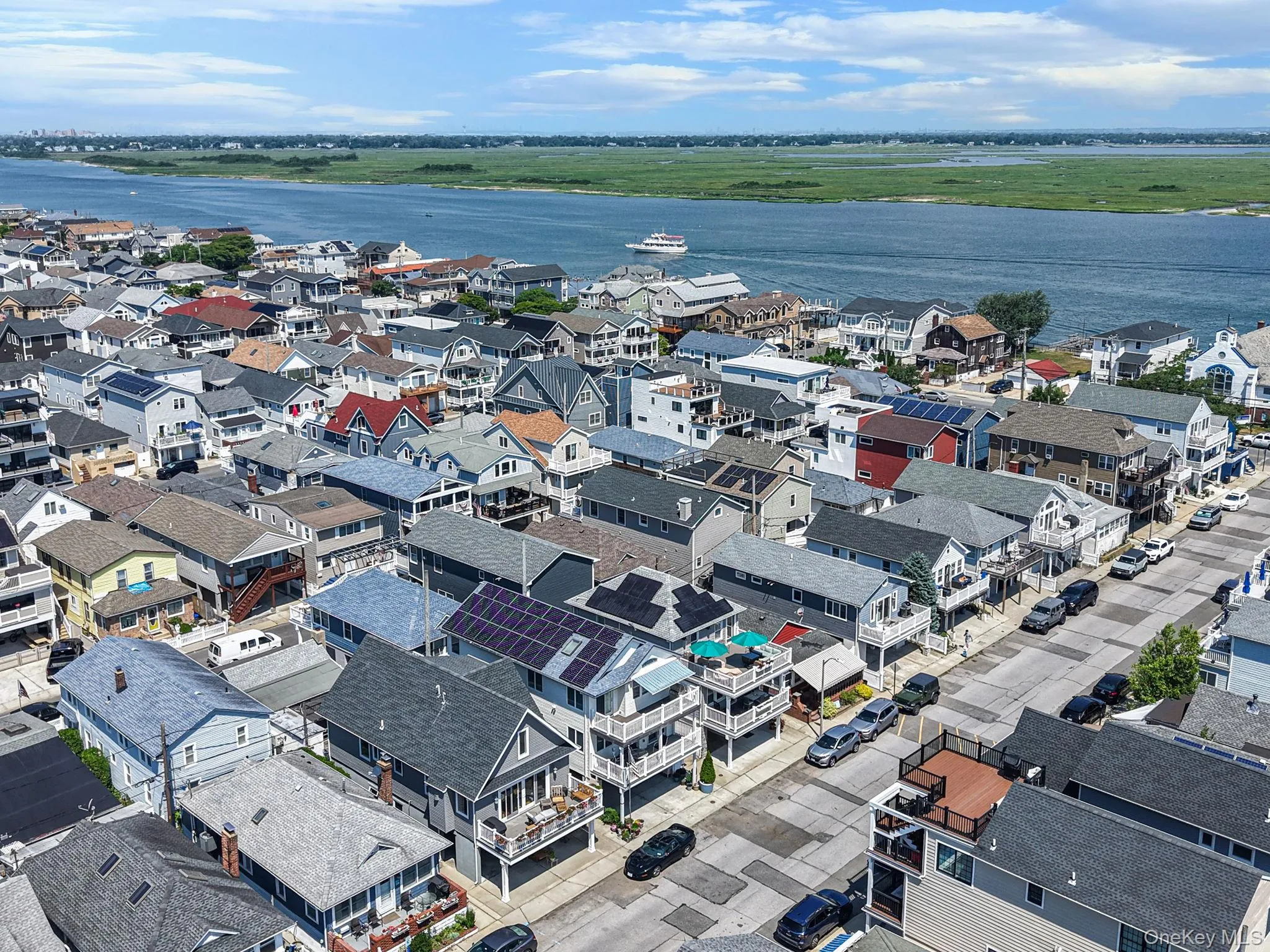 Enjoy close proximity to Reynolds Channel, marinas, waterfront dining, and bay activities. Enjoy close proximity to Reynolds Channel, marinas, waterfront dining, and bay activities.