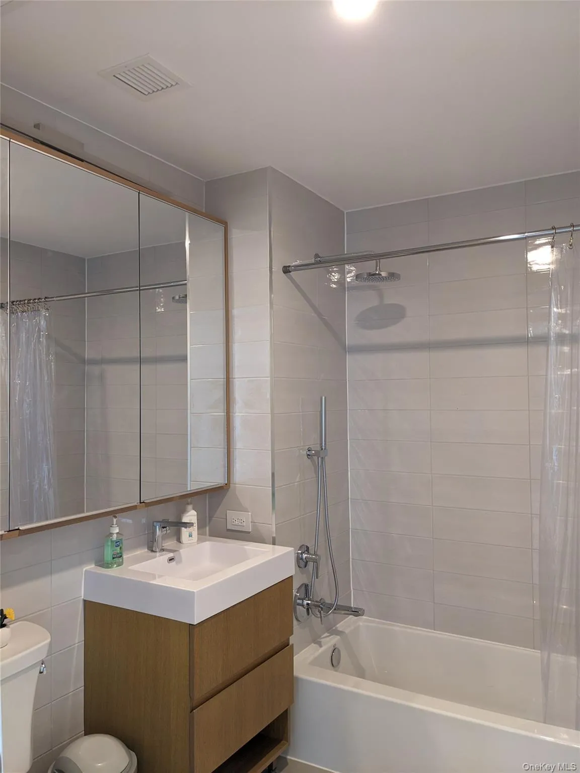 131-02A 40th Road, New York, NY, 2 Bedrooms Bedrooms, 4 Rooms Rooms,1 BathroomBathrooms,Residential Lease,For Rent,40th,0,1019785 131-02A 40th Road, New York, NY, 2 Bedrooms Bedrooms, 4 Rooms Rooms,1 BathroomBathrooms,Residential Lease,For Rent,40th,0,1019785