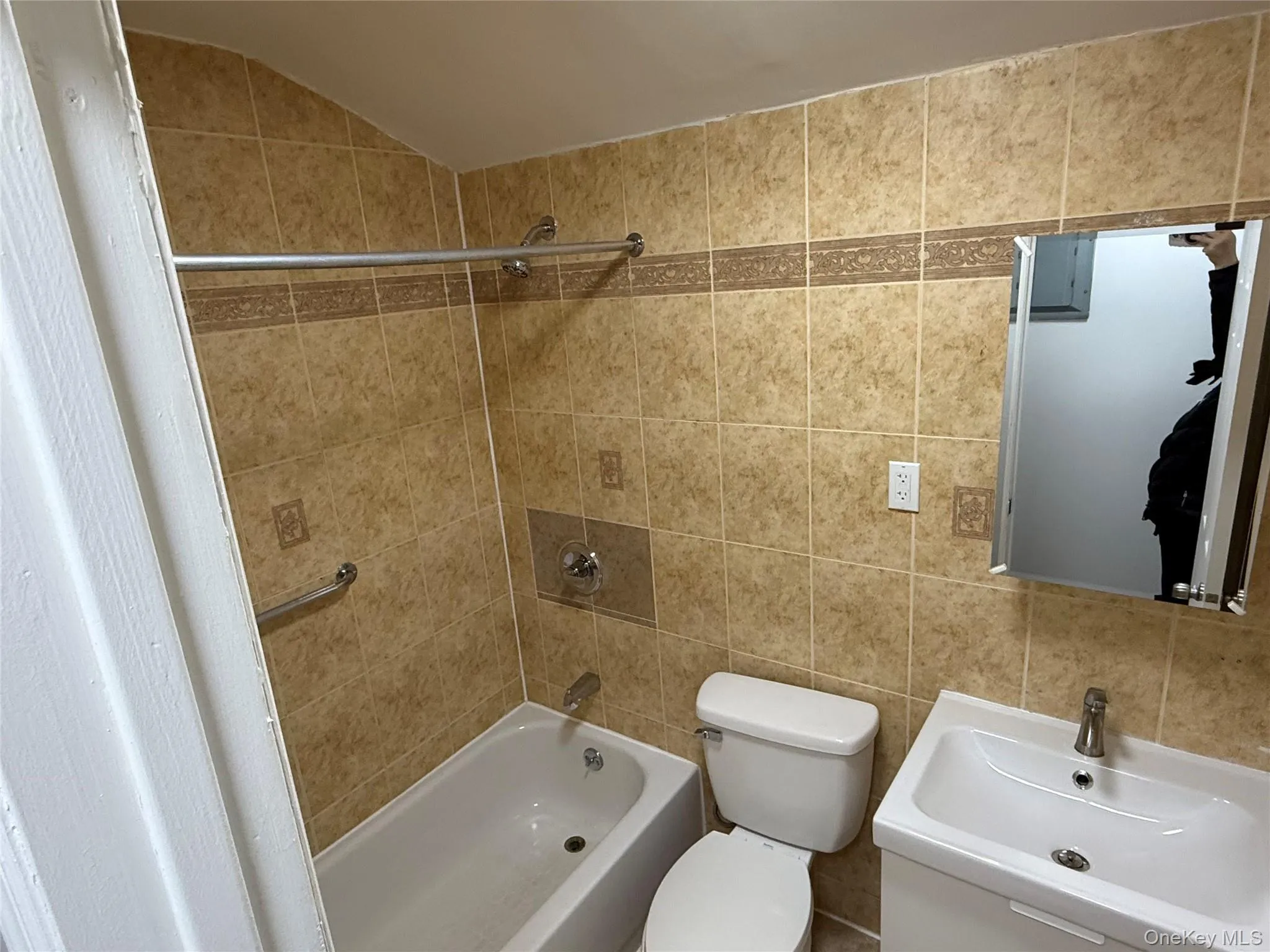 2407 Brookhaven Avenue, New York, NY, 2 Bedrooms Bedrooms, 6 Rooms Rooms,2 BathroomsBathrooms,Residential Lease,For Rent,Brookhaven,0,1019786 2407 Brookhaven Avenue, New York, NY, 2 Bedrooms Bedrooms, 6 Rooms Rooms,2 BathroomsBathrooms,Residential Lease,For Rent,Brookhaven,0,1019786