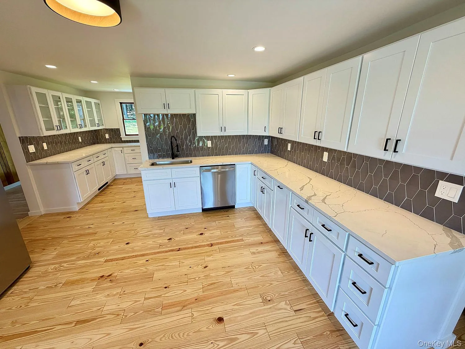 Gorgeous quartz counters! So much cabinet space! Gorgeous quartz counters! So much cabinet space!