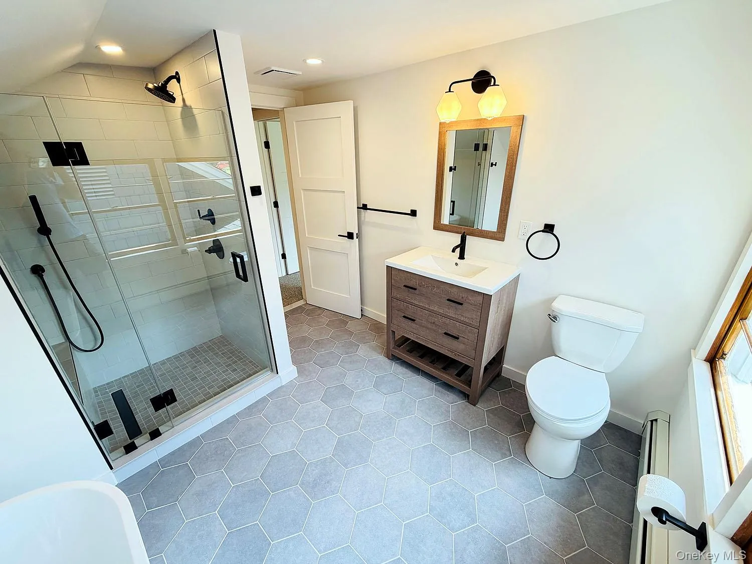 Spacious upstairs full bathroom Spacious upstairs full bathroom