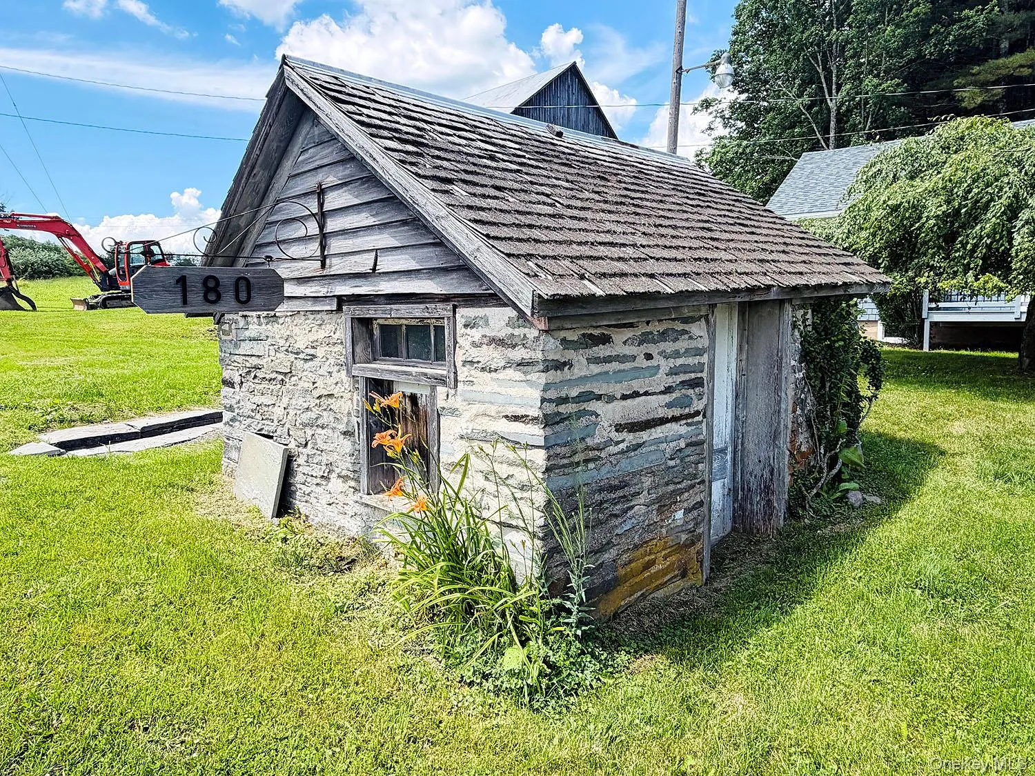 Beautifully preserved stone building, probably used as the milk house for the old farm here! Beautifully preserved stone building, probably used as the milk house for the old farm here!