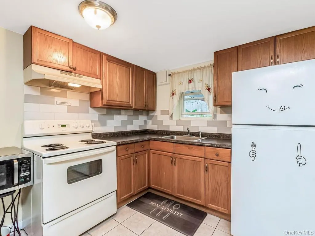 4004 Rombouts Avenue, New York, NY, 6 Bedrooms Bedrooms, 10 Rooms Rooms,3 BathroomsBathrooms,Residential,For Rent,Rombouts,0,1019809 4004 Rombouts Avenue, New York, NY, 6 Bedrooms Bedrooms, 10 Rooms Rooms,3 BathroomsBathrooms,Residential,For Rent,Rombouts,0,1019809