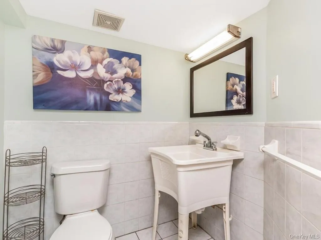 4004 Rombouts Avenue, New York, NY, 6 Bedrooms Bedrooms, 10 Rooms Rooms,3 BathroomsBathrooms,Residential,For Rent,Rombouts,0,1019809 4004 Rombouts Avenue, New York, NY, 6 Bedrooms Bedrooms, 10 Rooms Rooms,3 BathroomsBathrooms,Residential,For Rent,Rombouts,0,1019809