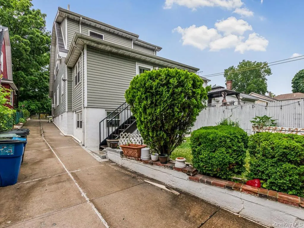 4004 Rombouts Avenue, New York, NY, 6 Bedrooms Bedrooms, 10 Rooms Rooms,3 BathroomsBathrooms,Residential,For Rent,Rombouts,0,1019809 4004 Rombouts Avenue, New York, NY, 6 Bedrooms Bedrooms, 10 Rooms Rooms,3 BathroomsBathrooms,Residential,For Rent,Rombouts,0,1019809