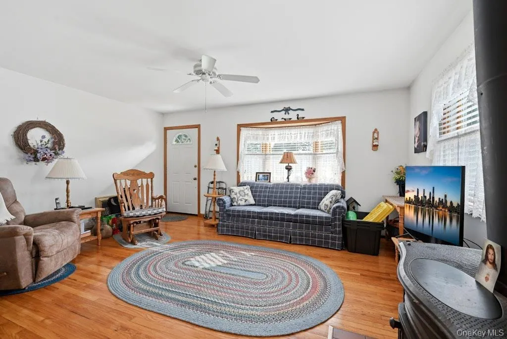 32 Jackson Street, Riverhead, NY, 3 Bedrooms Bedrooms, 7 Rooms Rooms,1 BathroomBathrooms,Residential,For Rent,Jackson,0,1019827 32 Jackson Street, Riverhead, NY, 3 Bedrooms Bedrooms, 7 Rooms Rooms,1 BathroomBathrooms,Residential,For Rent,Jackson,0,1019827