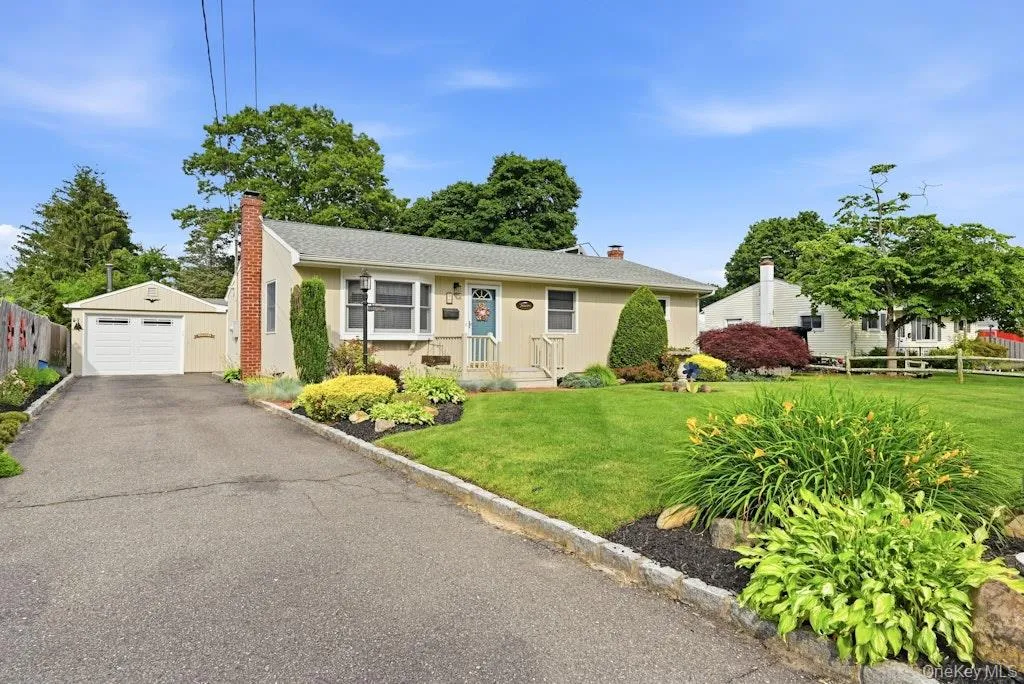 32 Jackson Street, Riverhead, NY, 3 Bedrooms Bedrooms, 7 Rooms Rooms,1 BathroomBathrooms,Residential,For Rent,Jackson,0,1019827 32 Jackson Street, Riverhead, NY, 3 Bedrooms Bedrooms, 7 Rooms Rooms,1 BathroomBathrooms,Residential,For Rent,Jackson,0,1019827