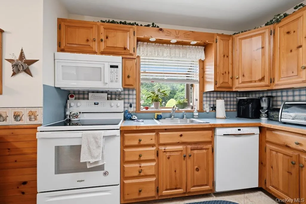 32 Jackson Street, Riverhead, NY, 3 Bedrooms Bedrooms, 7 Rooms Rooms,1 BathroomBathrooms,Residential,For Rent,Jackson,0,1019827 32 Jackson Street, Riverhead, NY, 3 Bedrooms Bedrooms, 7 Rooms Rooms,1 BathroomBathrooms,Residential,For Rent,Jackson,0,1019827
