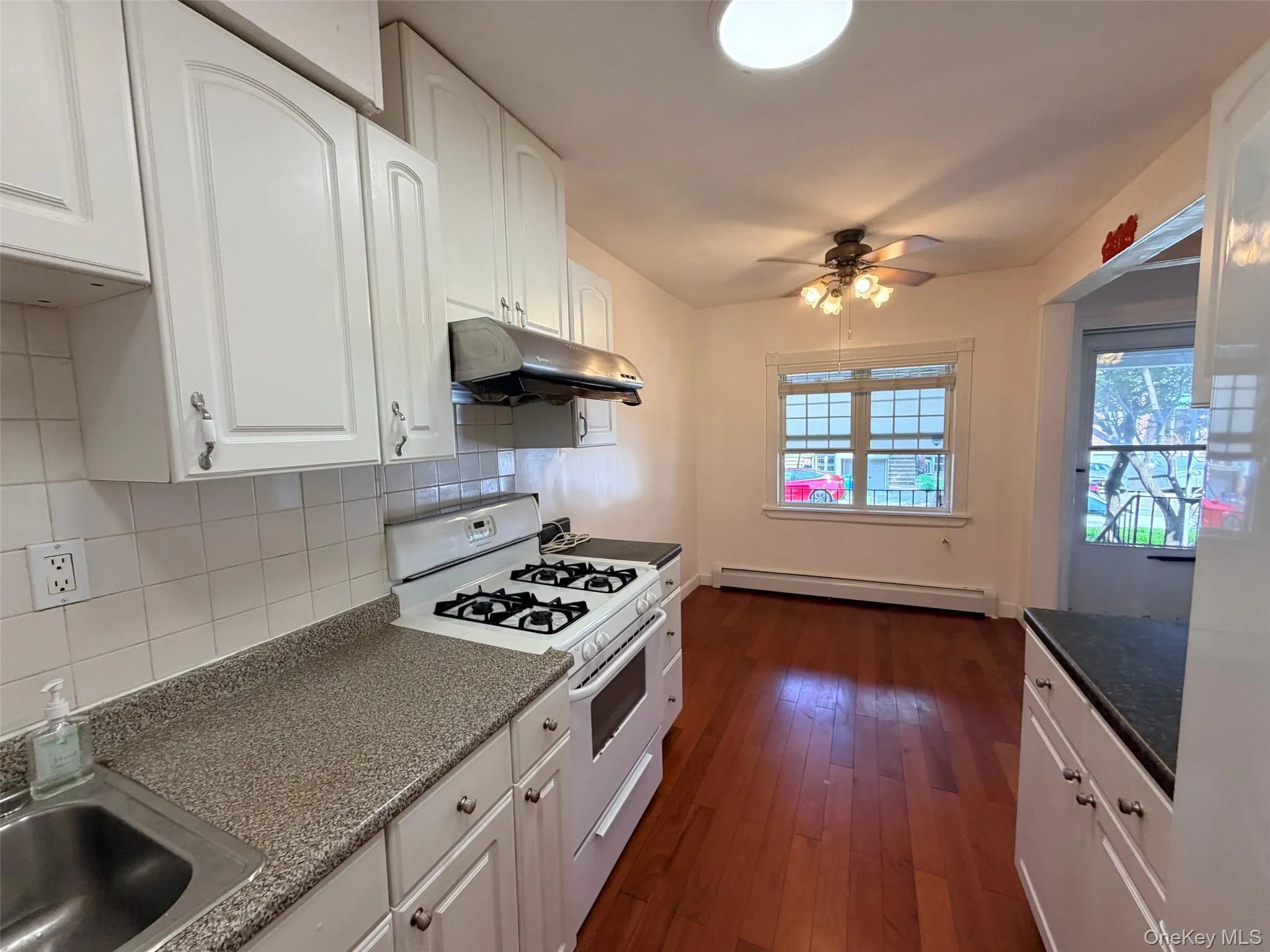 Kitchen w Window Kitchen w Window