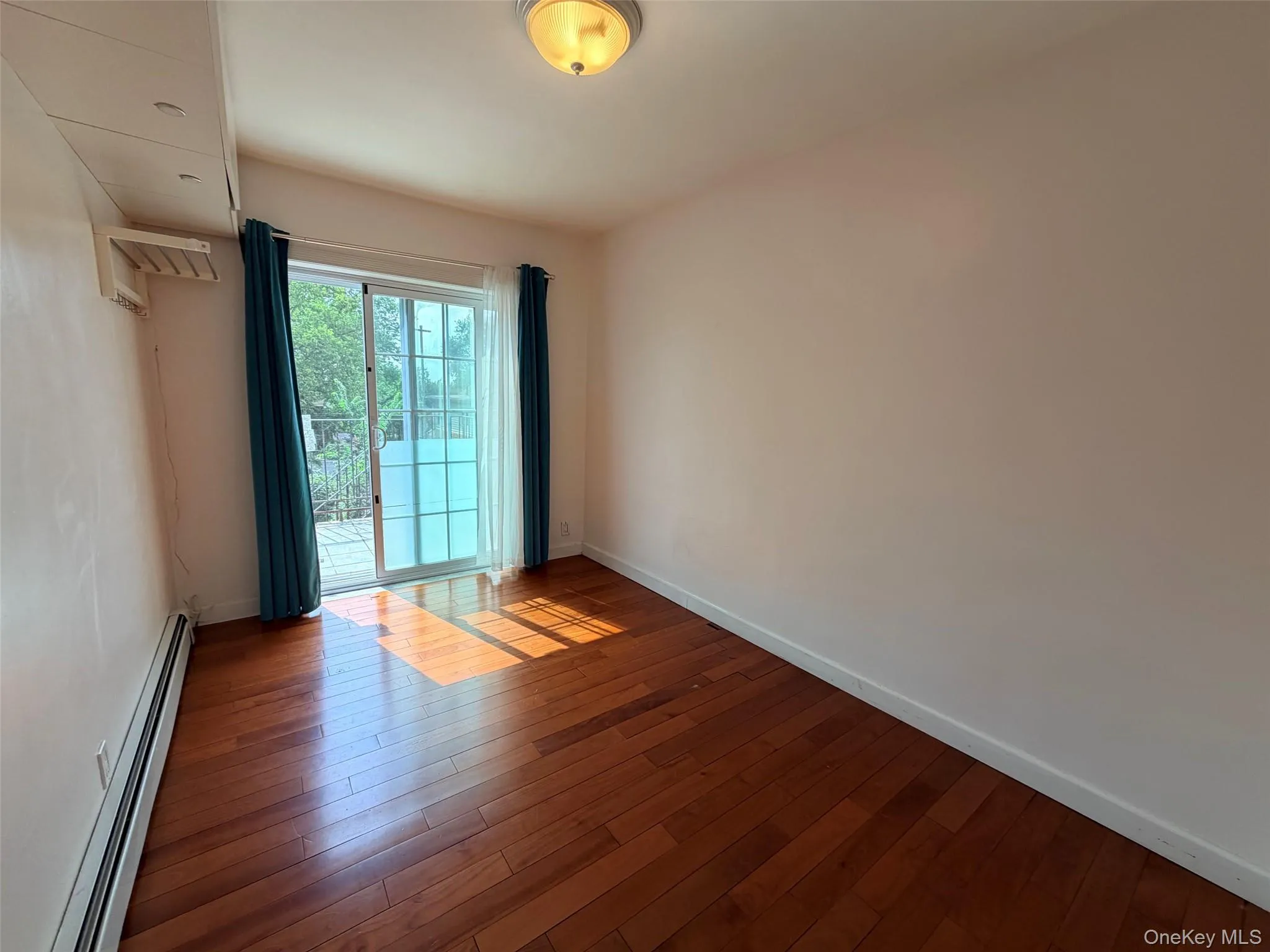 Bedroom w Balcony Bedroom w Balcony